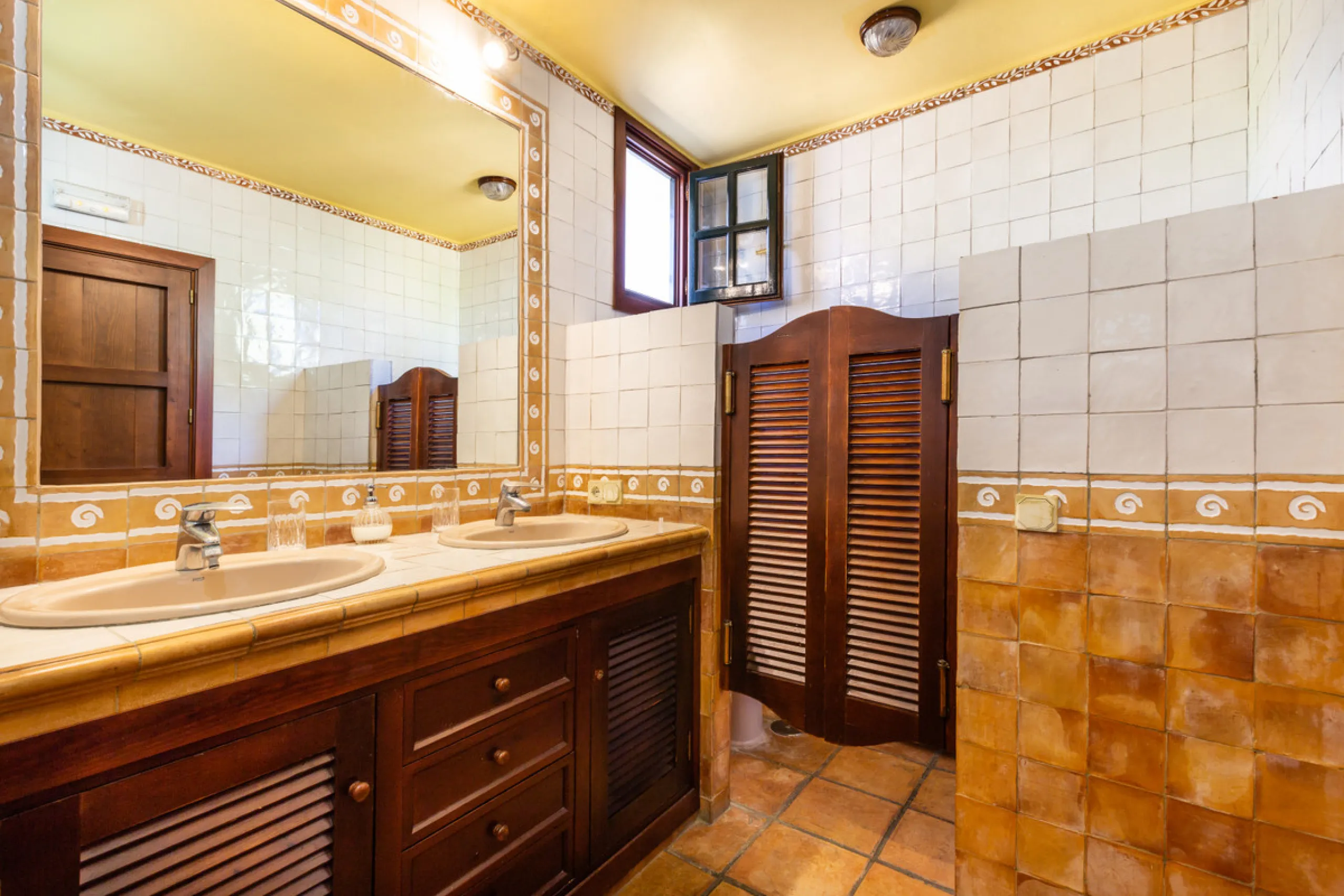 Rustic style villa distributed over three floors, located in a quiet area of Elviria. The property has four bedrooms, two bathrooms and a toilet, a fully fitted kitchen and a spacious living room. It is characterized by its high ceilings, its Andalusian s