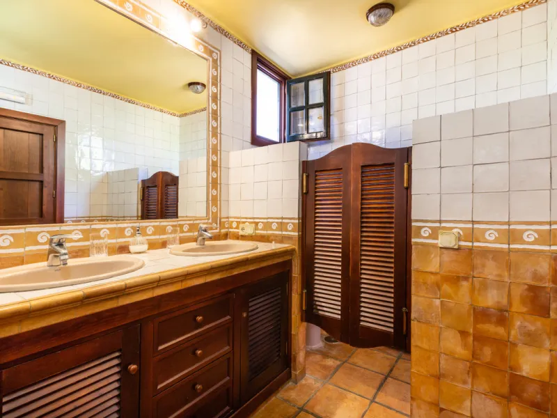 Rustic style villa distributed over three floors, located in a quiet area of Elviria. The property has four bedrooms, two bathrooms and a toilet, a fully fitted kitchen and a spacious living room. It is characterized by its high ceilings, its Andalusian s