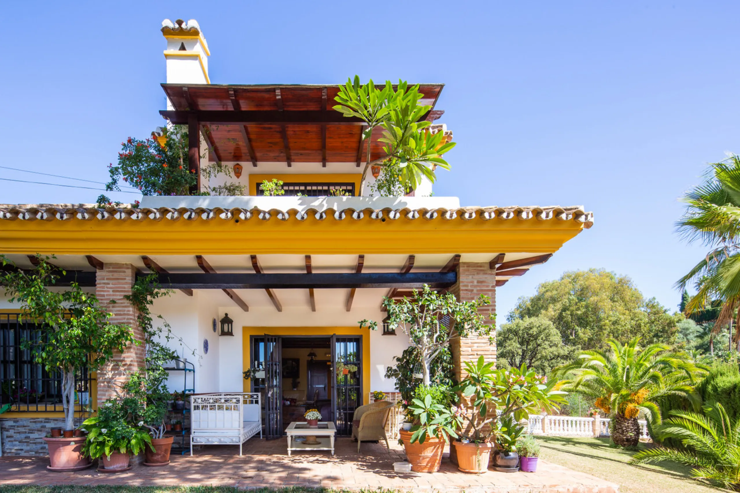 Rustic style villa distributed over three floors, located in a quiet area of Elviria. The property has four bedrooms, two bathrooms and a toilet, a fully fitted kitchen and a spacious living room. It is characterized by its high ceilings, its Andalusian s