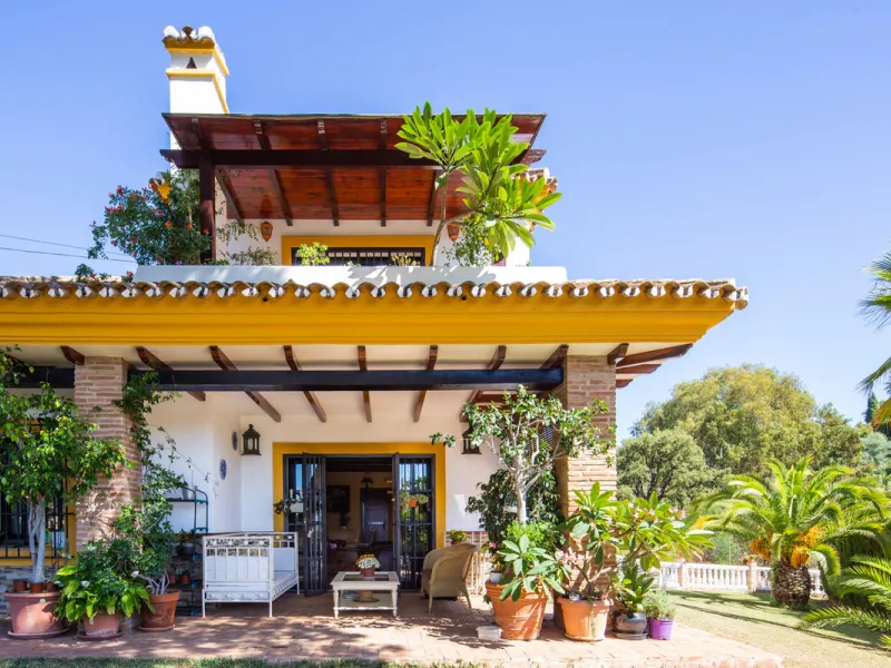 Rustic style villa distributed over three floors, located in a quiet area of Elviria. The property has four bedrooms, two bathrooms and a toilet, a fully fitted kitchen and a spacious living room. It is characterized by its high ceilings, its Andalusian s