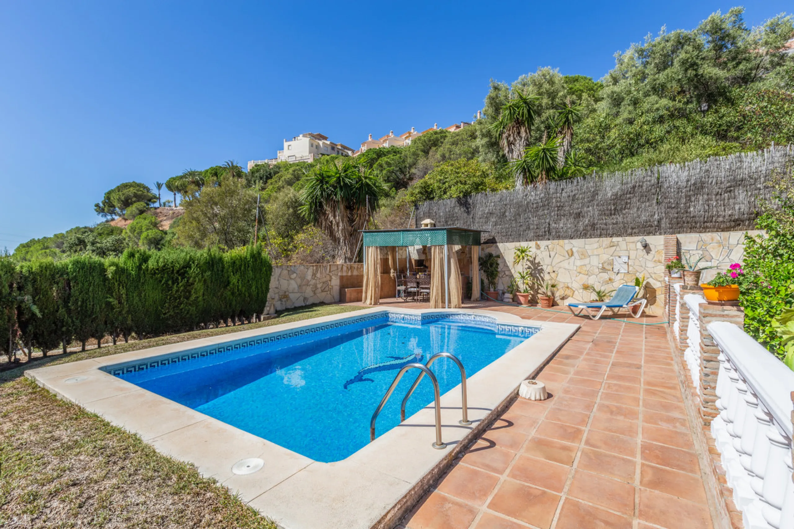 Rustic style villa distributed over three floors, located in a quiet area of Elviria. The property has four bedrooms, two bathrooms and a toilet, a fully fitted kitchen and a spacious living room. It is characterized by its high ceilings, its Andalusian s