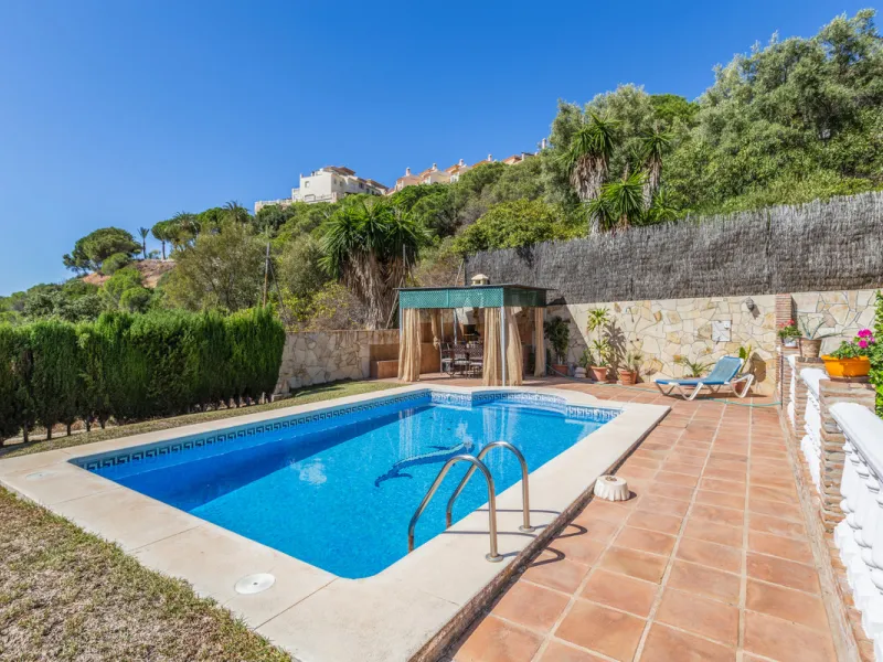 Rustic style villa distributed over three floors, located in a quiet area of Elviria. The property has four bedrooms, two bathrooms and a toilet, a fully fitted kitchen and a spacious living room. It is characterized by its high ceilings, its Andalusian s