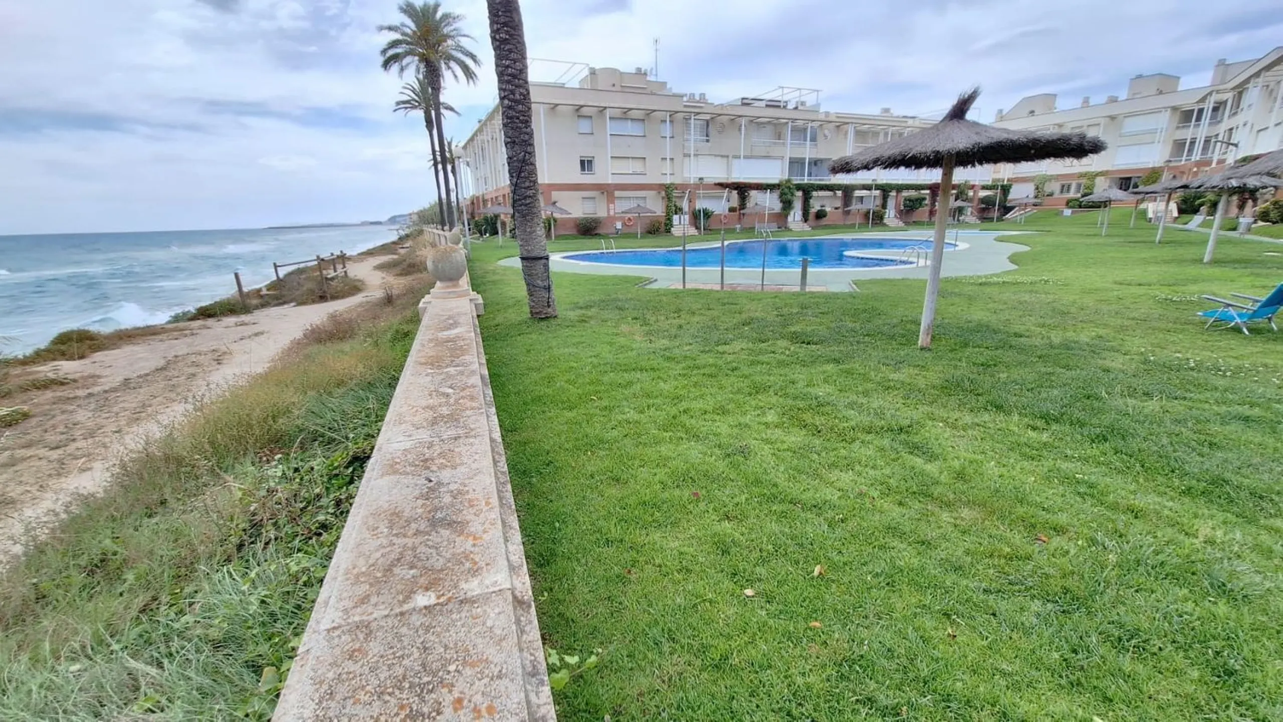 Exclusive seafront ground floor apartment in Masía Blanca, El Vendrell