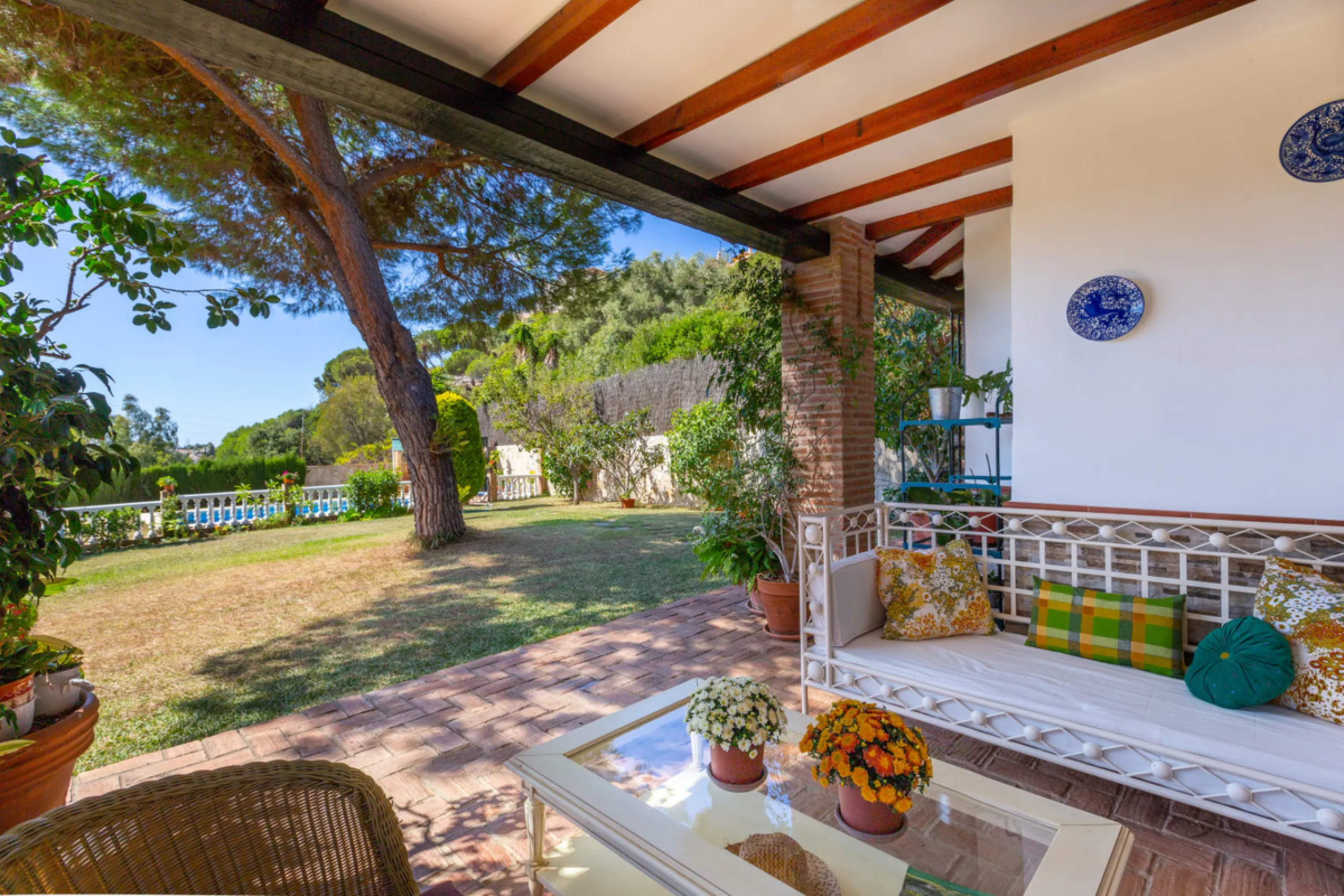 Rustic style villa distributed over three floors, located in a quiet area of Elviria. The property has four bedrooms, two bathrooms and a toilet, a fully fitted kitchen and a spacious living room. It is characterized by its high ceilings, its Andalusian s