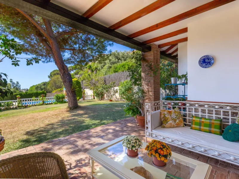 Rustic style villa distributed over three floors, located in a quiet area of Elviria. The property has four bedrooms, two bathrooms and a toilet, a fully fitted kitchen and a spacious living room. It is characterized by its high ceilings, its Andalusian s