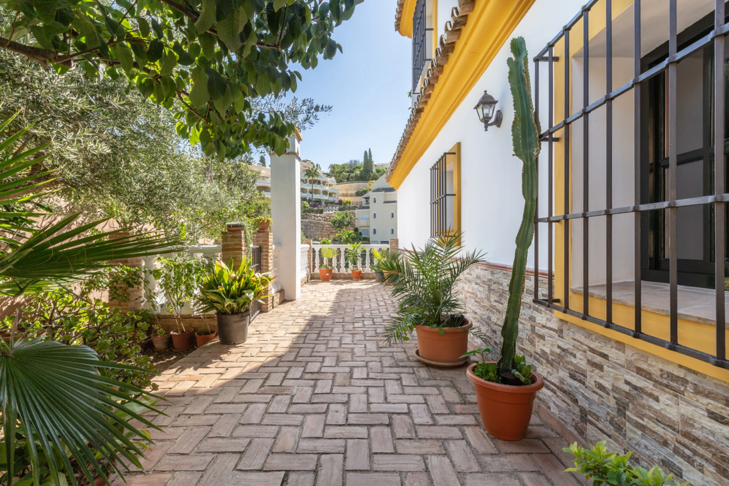 Rustic style villa distributed over three floors, located in a quiet area of Elviria. The property has four bedrooms, two bathrooms and a toilet, a fully fitted kitchen and a spacious living room. It is characterized by its high ceilings, its Andalusian s
