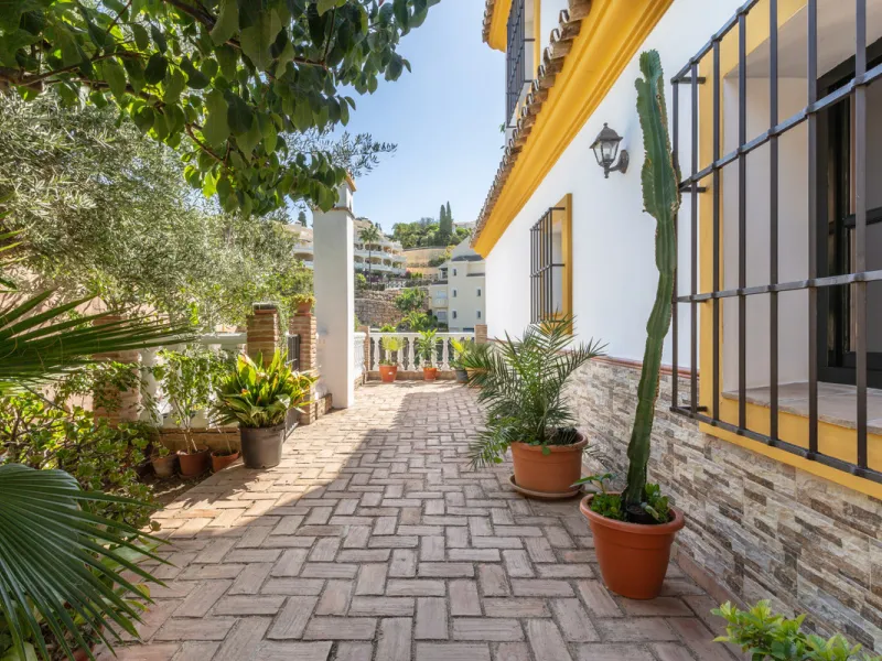 Rustic style villa distributed over three floors, located in a quiet area of Elviria. The property has four bedrooms, two bathrooms and a toilet, a fully fitted kitchen and a spacious living room. It is characterized by its high ceilings, its Andalusian s