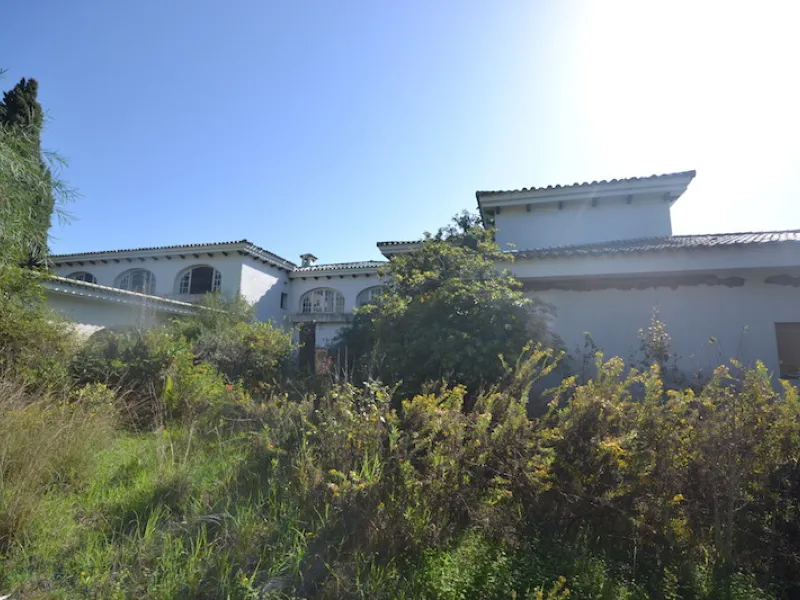 Plot - Land with Ruin в продаже в Marbella, Málaga. Площадь дома 2288 м². Площадь участка 13000 м²