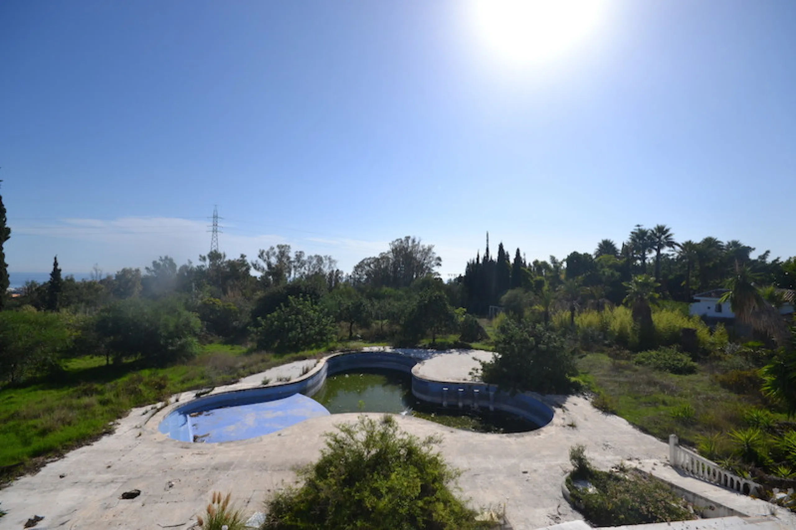 Plot - Land with Ruin в продаже в Marbella, Málaga. Площадь дома 2288 м². Площадь участка 13000 м²