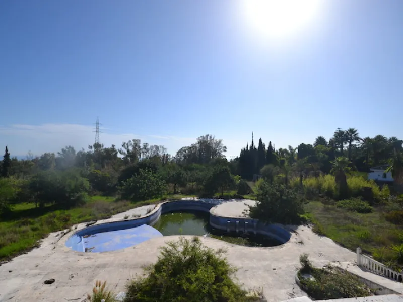 Plot - Land with Ruin в продаже в Marbella, Málaga. Площадь дома 2288 м². Площадь участка 13000 м²