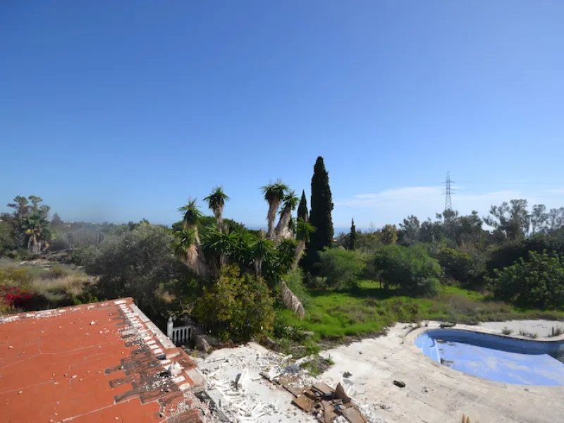 Plot - Land with Ruin в продаже в Marbella, Málaga. Площадь дома 2288 м². Площадь участка 13000 м²