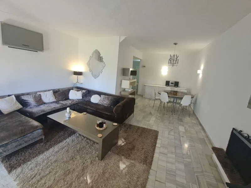 Surrounded by 12.000 m2 of gardens for only 12 properties and  in front of las Brisas Golf. This lovely ,  3 bedrooms duplex with 2  bahrooms and  guess toilet .Offers you communal pool and gardens, to enjoy "the golf-valley way of life". Air cond all the