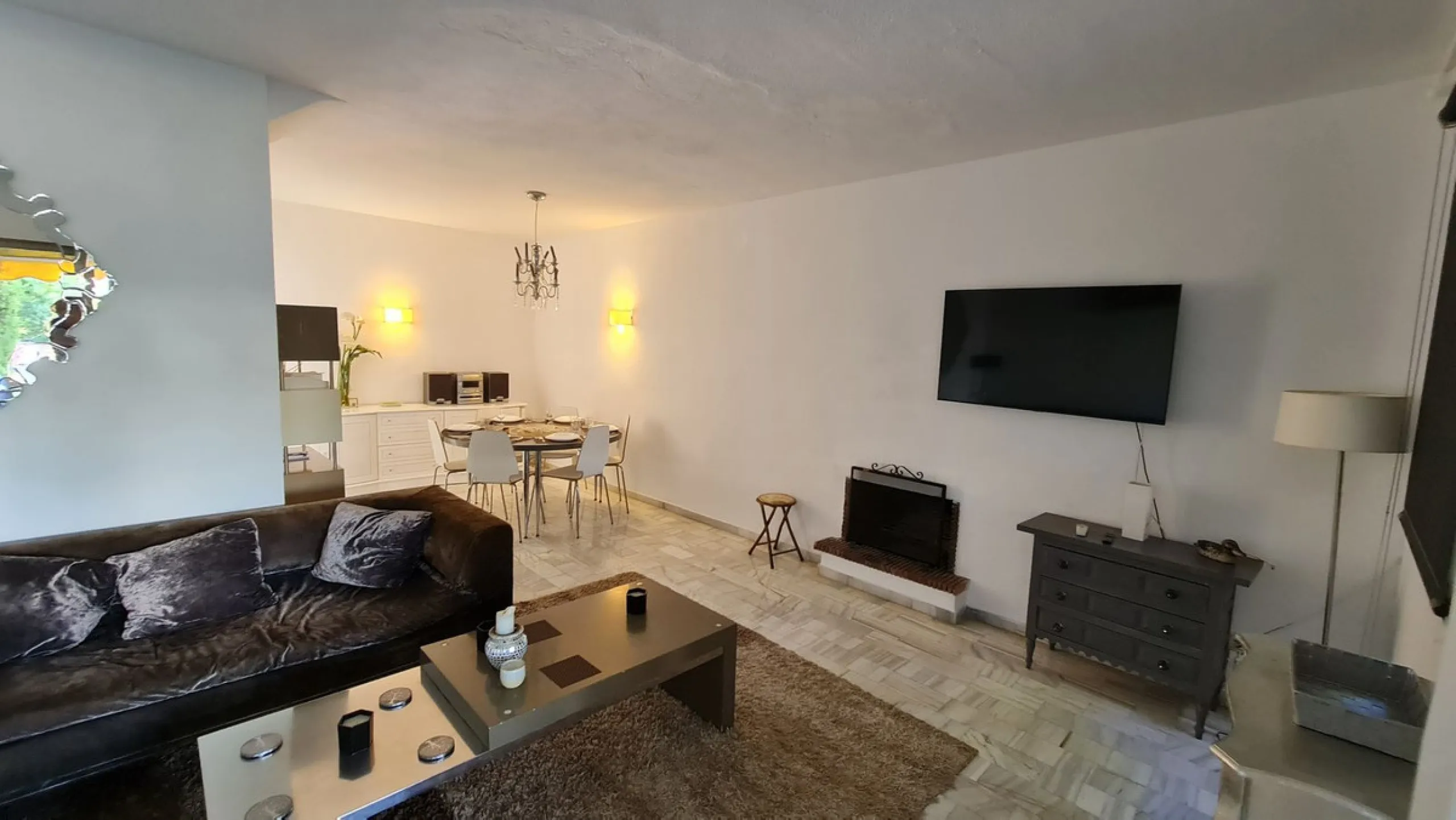 Surrounded by 12.000 m2 of gardens for only 12 properties and  in front of las Brisas Golf. This lovely ,  3 bedrooms duplex with 2  bahrooms and  guess toilet .Offers you communal pool and gardens, to enjoy "the golf-valley way of life". Air cond all the