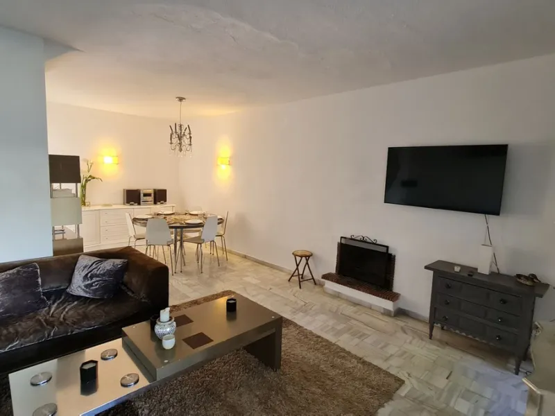 Surrounded by 12.000 m2 of gardens for only 12 properties and  in front of las Brisas Golf. This lovely ,  3 bedrooms duplex with 2  bahrooms and  guess toilet .Offers you communal pool and gardens, to enjoy "the golf-valley way of life". Air cond all the