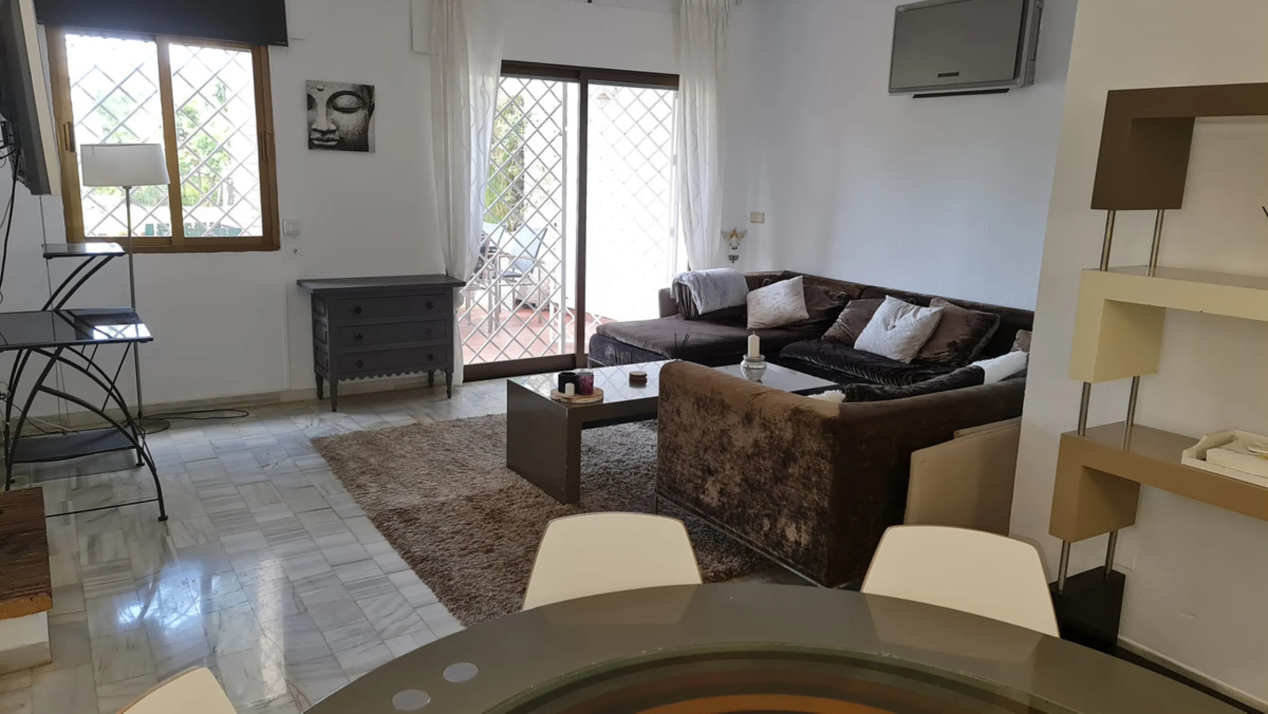 Surrounded by 12.000 m2 of gardens for only 12 properties and  in front of las Brisas Golf. This lovely ,  3 bedrooms duplex with 2  bahrooms and  guess toilet .Offers you communal pool and gardens, to enjoy "the golf-valley way of life". Air cond all the