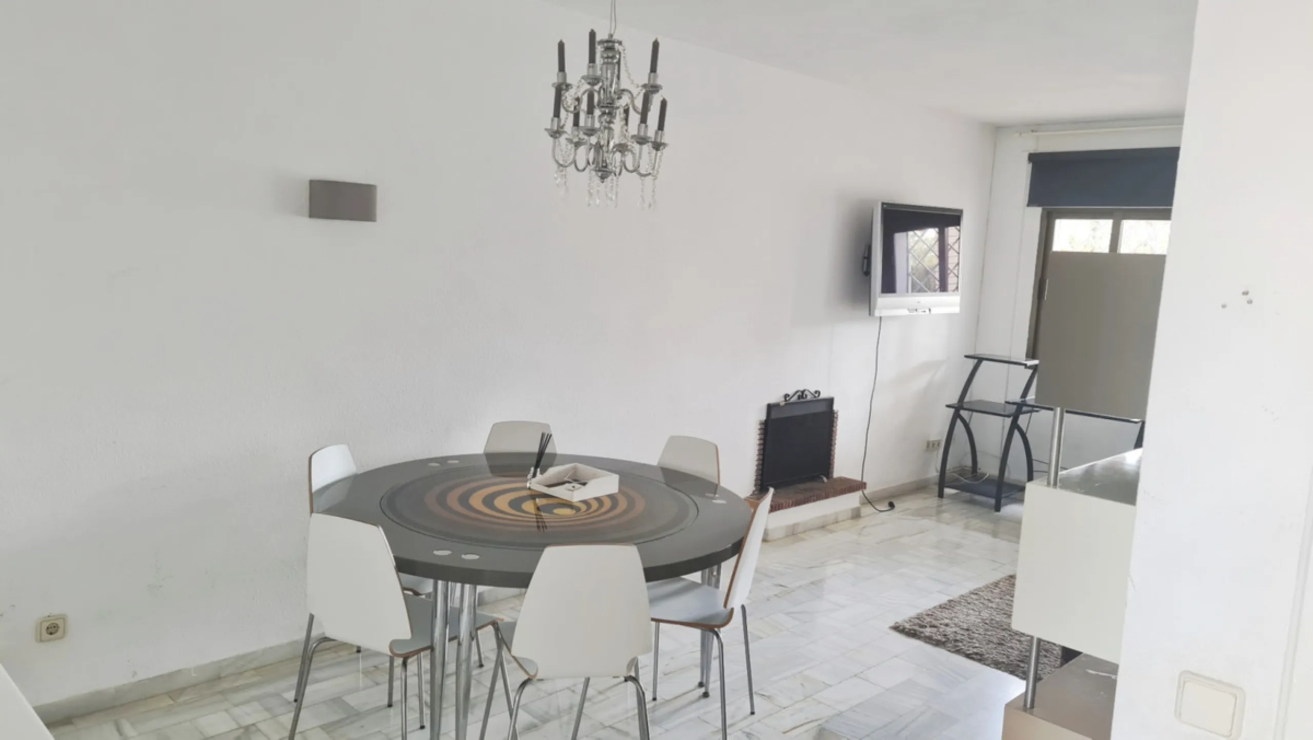 Surrounded by 12.000 m2 of gardens for only 12 properties and  in front of las Brisas Golf. This lovely ,  3 bedrooms duplex with 2  bahrooms and  guess toilet .Offers you communal pool and gardens, to enjoy "the golf-valley way of life". Air cond all the