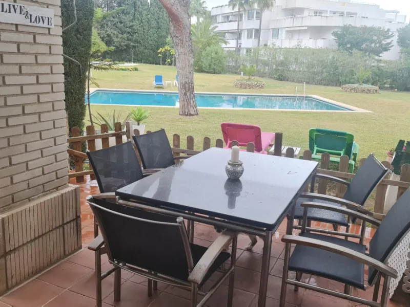 Surrounded by 12.000 m2 of gardens for only 12 properties and  in front of las Brisas Golf. This lovely ,  3 bedrooms duplex with 2  bahrooms and  guess toilet .Offers you communal pool and gardens, to enjoy "the golf-valley way of life". Air cond all the
