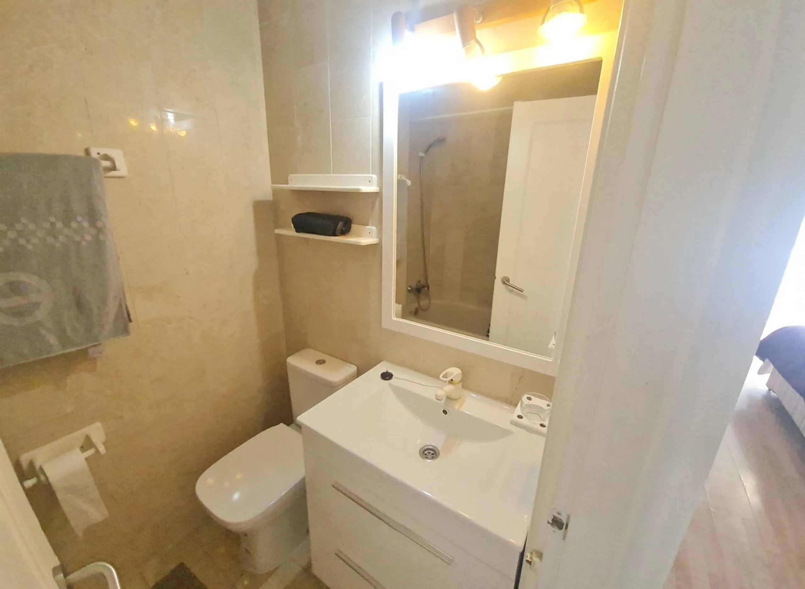 Surrounded by 12.000 m2 of gardens for only 12 properties and  in front of las Brisas Golf. This lovely ,  3 bedrooms duplex with 2  bahrooms and  guess toilet .Offers you communal pool and gardens, to enjoy "the golf-valley way of life". Air cond all the