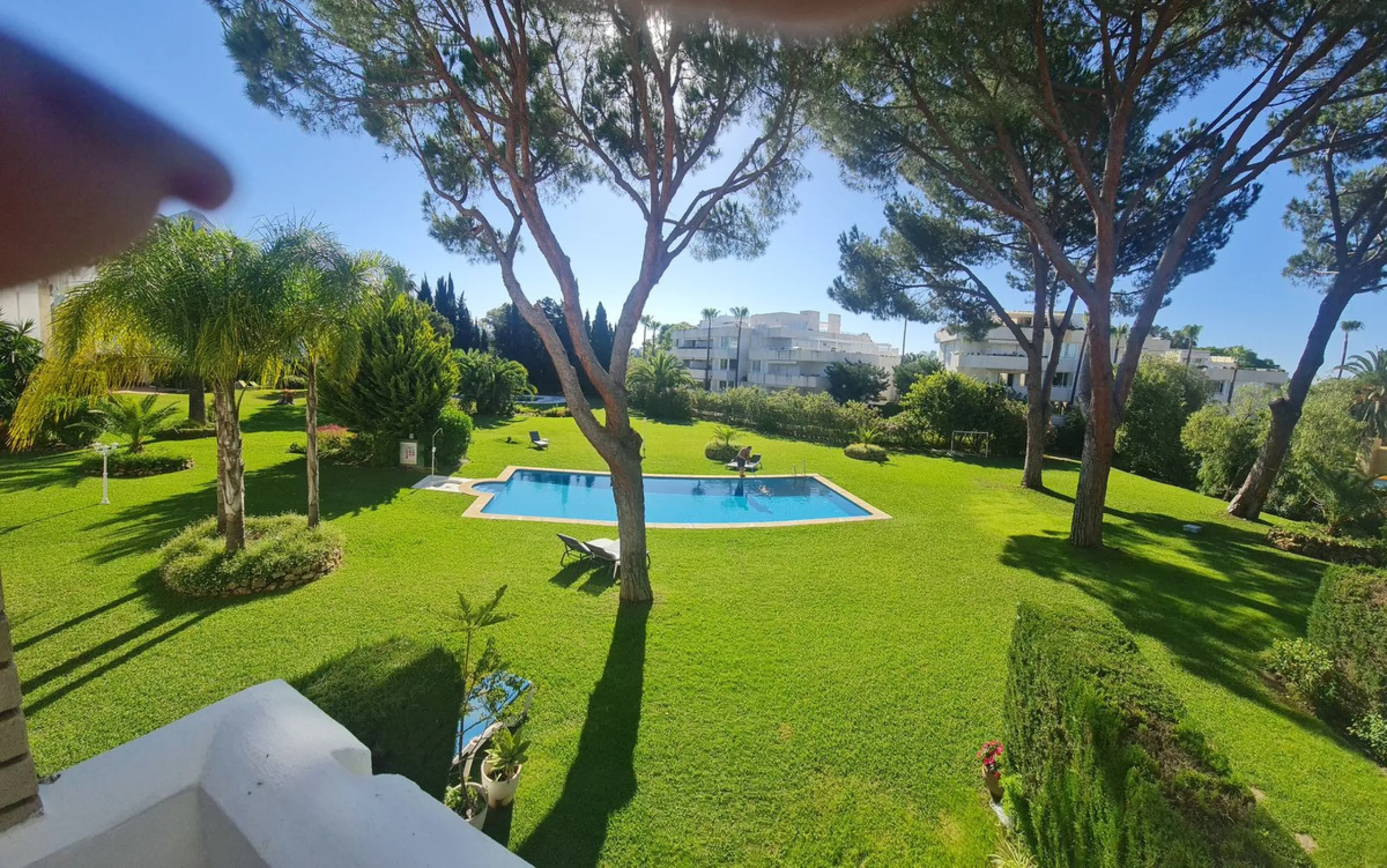 Surrounded by 12.000 m2 of gardens for only 12 properties and  in front of las Brisas Golf. This lovely ,  3 bedrooms duplex with 2  bahrooms and  guess toilet .Offers you communal pool and gardens, to enjoy "the golf-valley way of life". Air cond all the