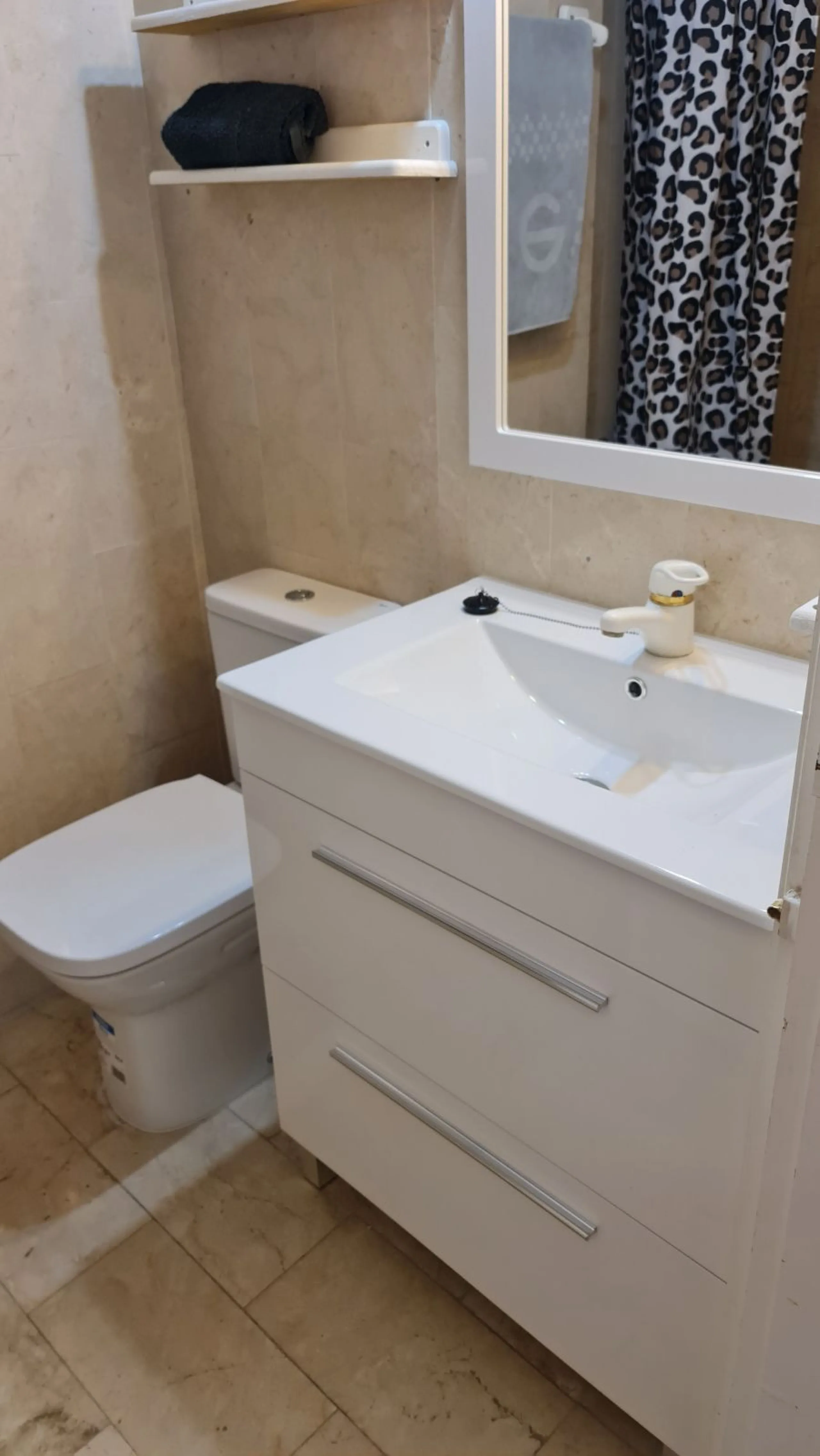 Surrounded by 12.000 m2 of gardens for only 12 properties and  in front of las Brisas Golf. This lovely ,  3 bedrooms duplex with 2  bahrooms and  guess toilet .Offers you communal pool and gardens, to enjoy "the golf-valley way of life". Air cond all the