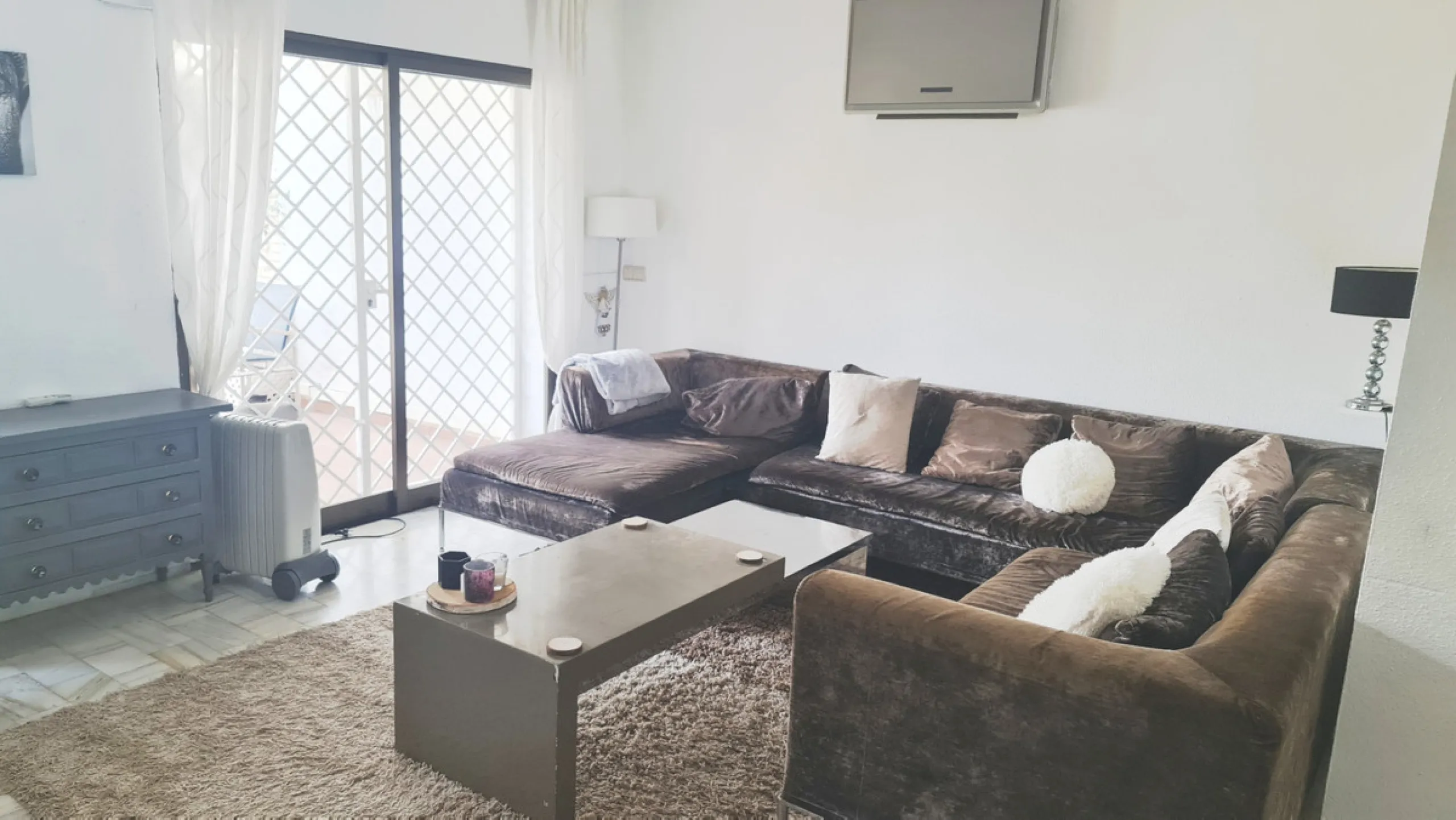 Surrounded by 12.000 m2 of gardens for only 12 properties and  in front of las Brisas Golf. This lovely ,  3 bedrooms duplex with 2  bahrooms and  guess toilet .Offers you communal pool and gardens, to enjoy "the golf-valley way of life". Air cond all the