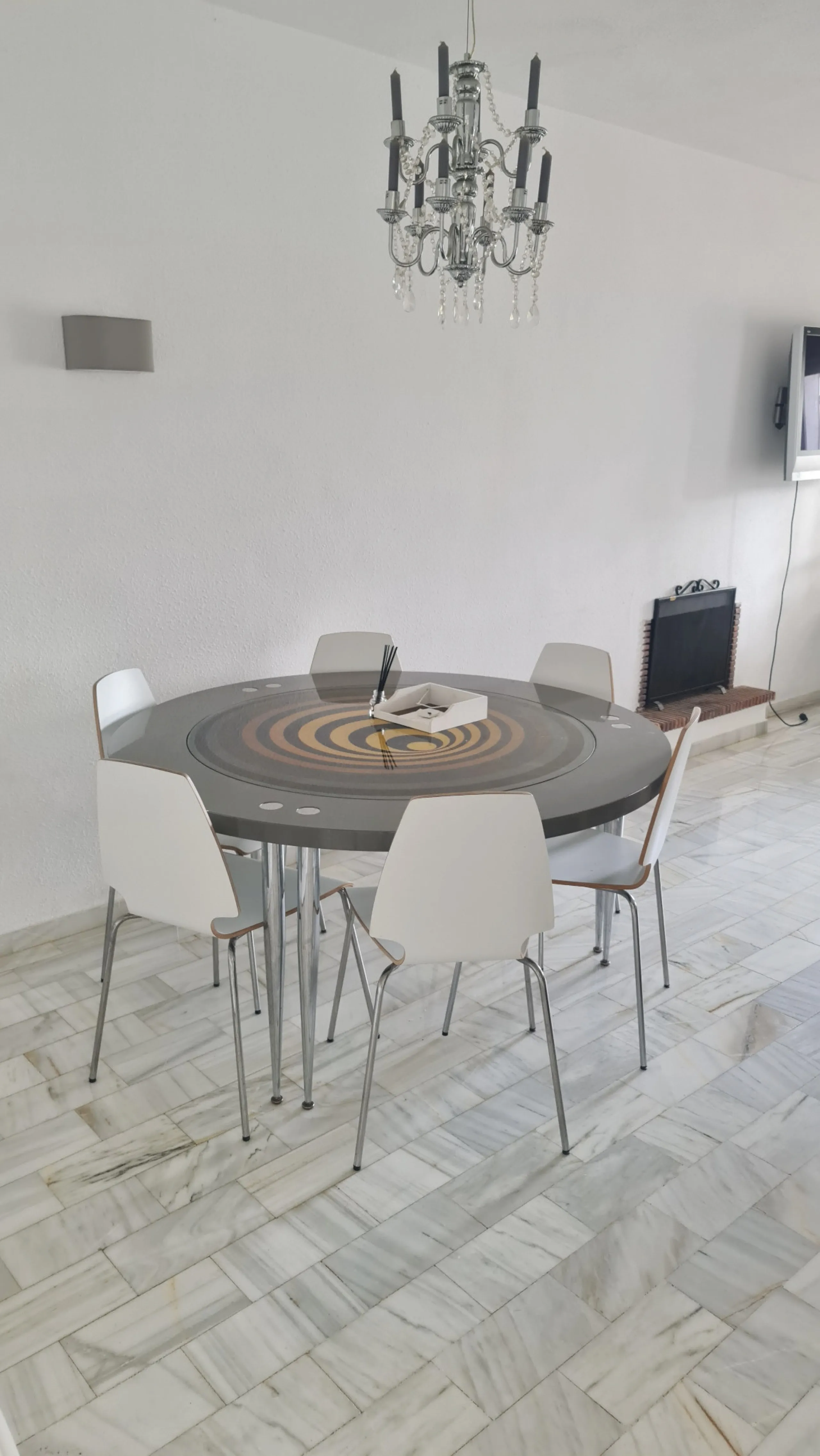 Surrounded by 12.000 m2 of gardens for only 12 properties and  in front of las Brisas Golf. This lovely ,  3 bedrooms duplex with 2  bahrooms and  guess toilet .Offers you communal pool and gardens, to enjoy "the golf-valley way of life". Air cond all the