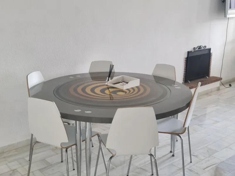 Surrounded by 12.000 m2 of gardens for only 12 properties and  in front of las Brisas Golf. This lovely ,  3 bedrooms duplex with 2  bahrooms and  guess toilet .Offers you communal pool and gardens, to enjoy "the golf-valley way of life". Air cond all the