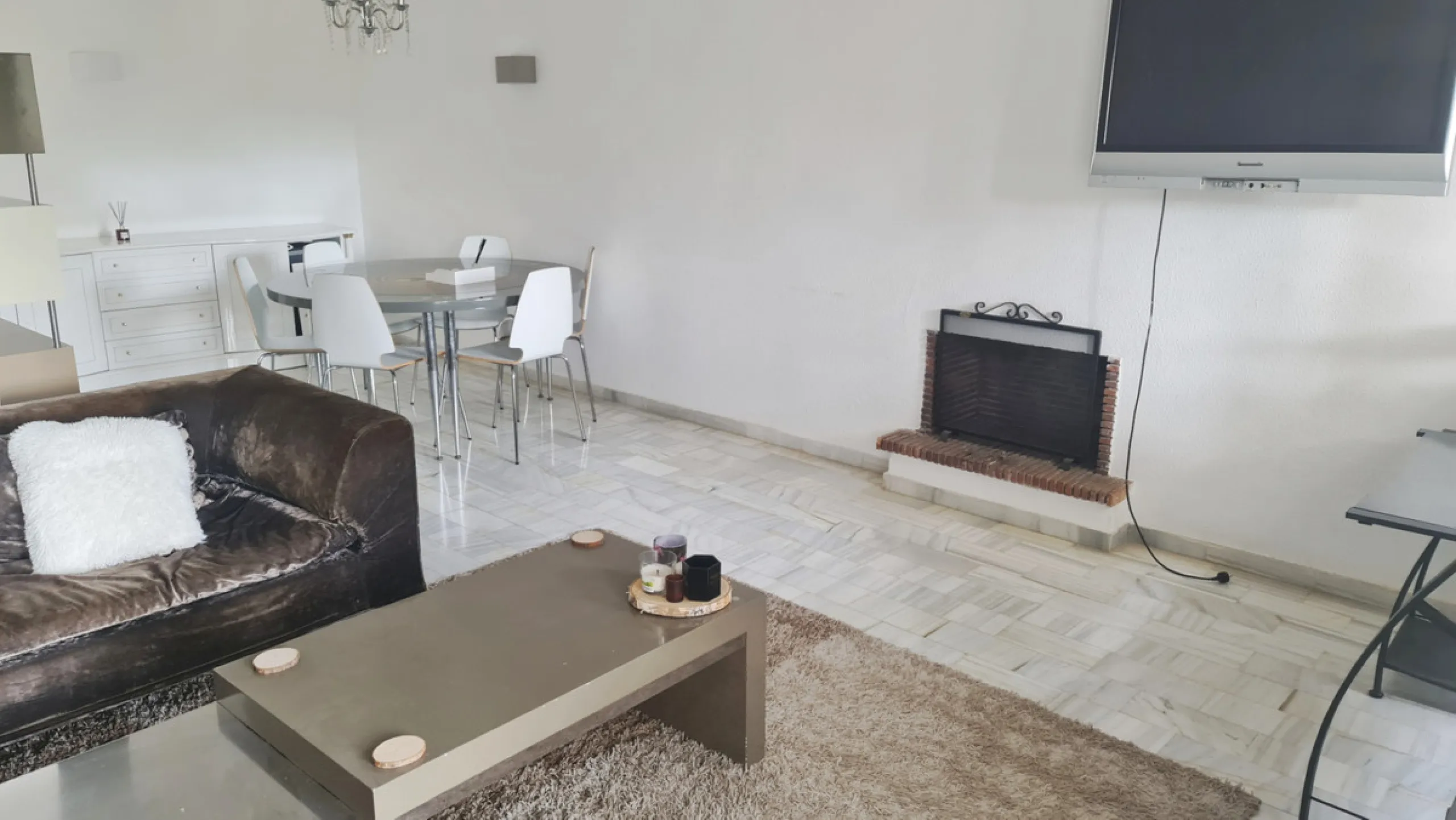 Surrounded by 12.000 m2 of gardens for only 12 properties and  in front of las Brisas Golf. This lovely ,  3 bedrooms duplex with 2  bahrooms and  guess toilet .Offers you communal pool and gardens, to enjoy "the golf-valley way of life". Air cond all the