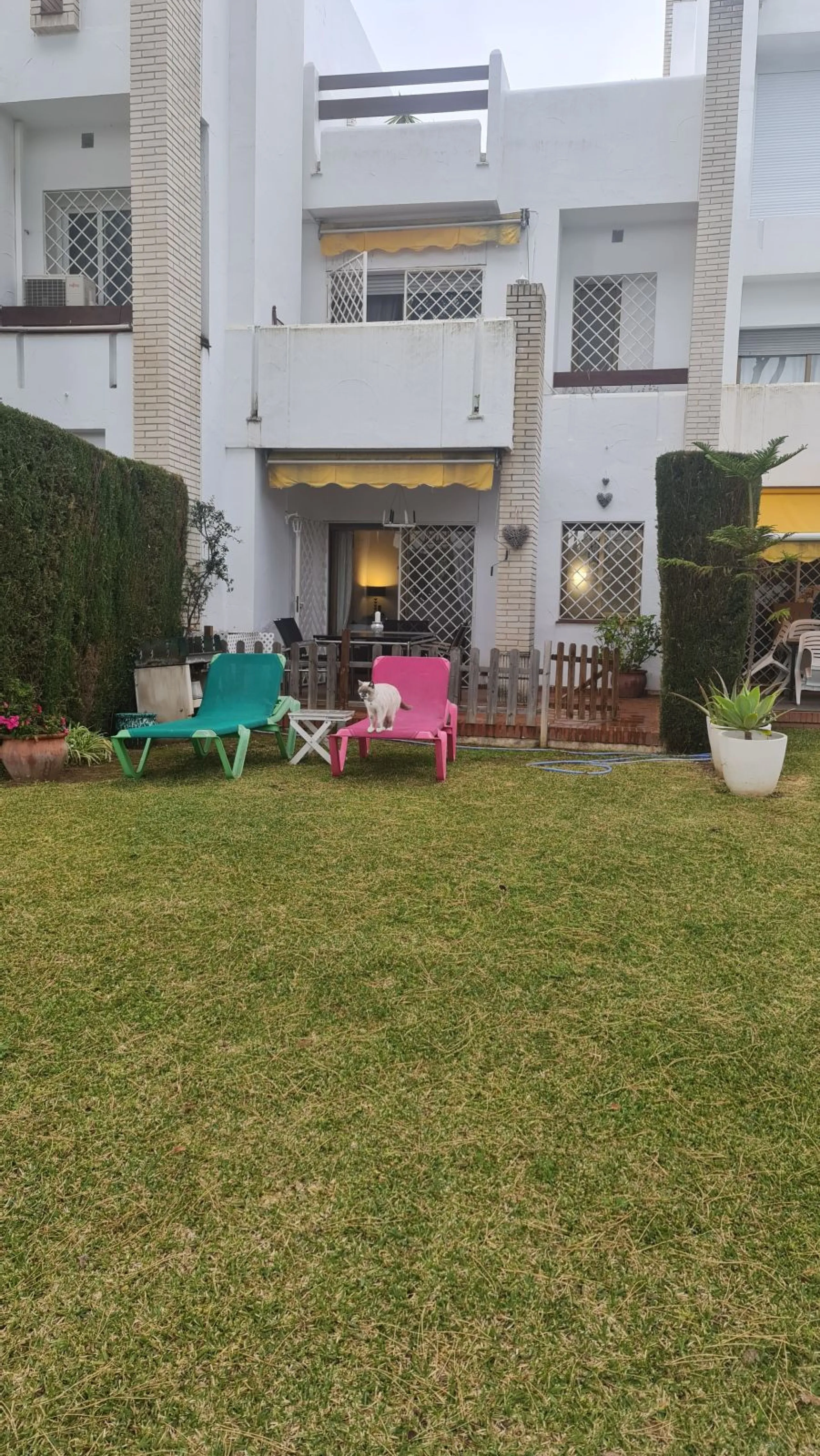 Surrounded by 12.000 m2 of gardens for only 12 properties and  in front of las Brisas Golf. This lovely ,  3 bedrooms duplex with 2  bahrooms and  guess toilet .Offers you communal pool and gardens, to enjoy "the golf-valley way of life". Air cond all the