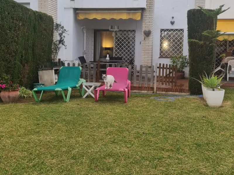Surrounded by 12.000 m2 of gardens for only 12 properties and  in front of las Brisas Golf. This lovely ,  3 bedrooms duplex with 2  bahrooms and  guess toilet .Offers you communal pool and gardens, to enjoy "the golf-valley way of life". Air cond all the