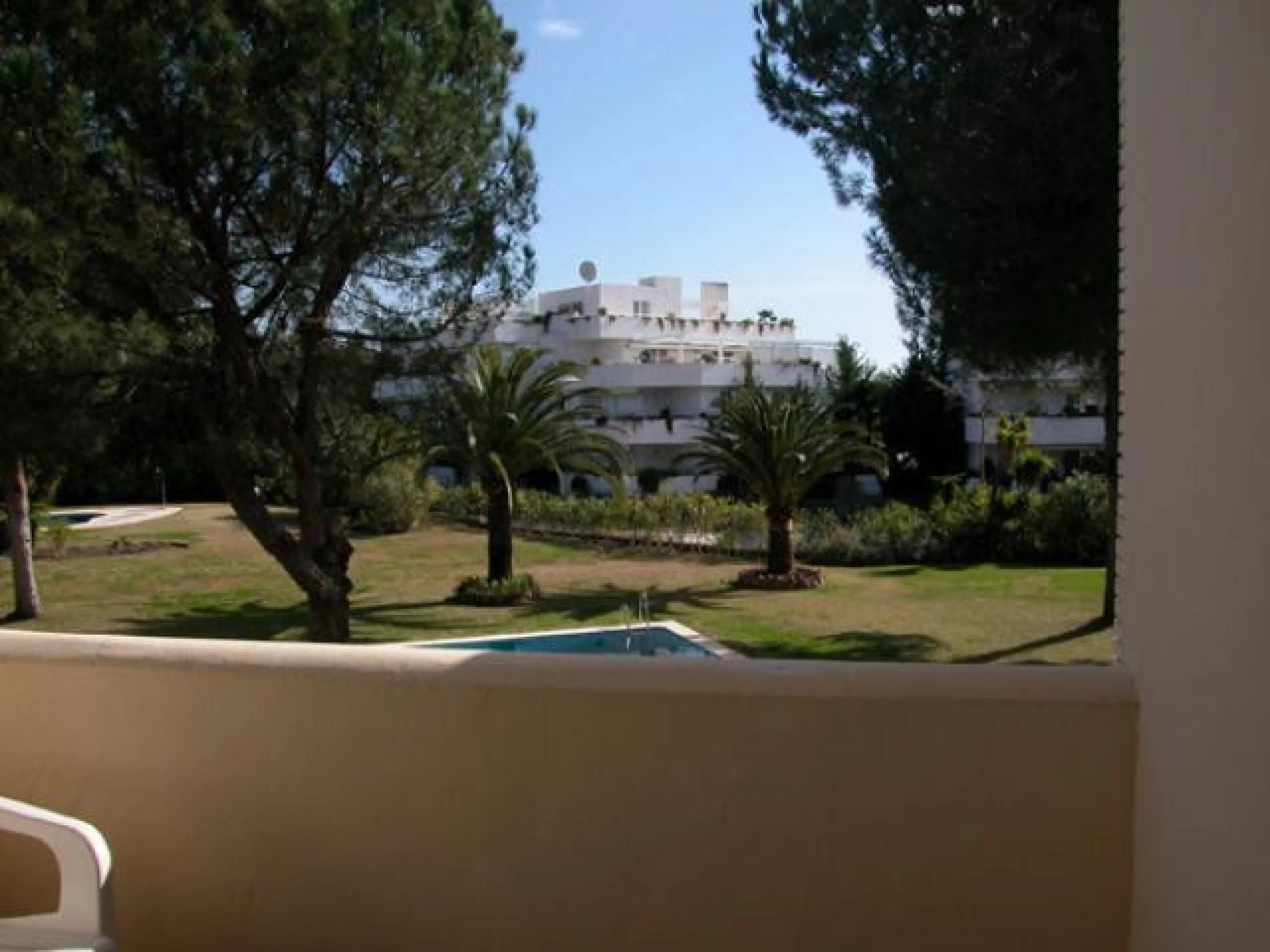Surrounded by 12.000 m2 of gardens for only 12 properties and  in front of las Brisas Golf. This lovely ,  3 bedrooms duplex with 2  bahrooms and  guess toilet .Offers you communal pool and gardens, to enjoy "the golf-valley way of life". Air cond all the