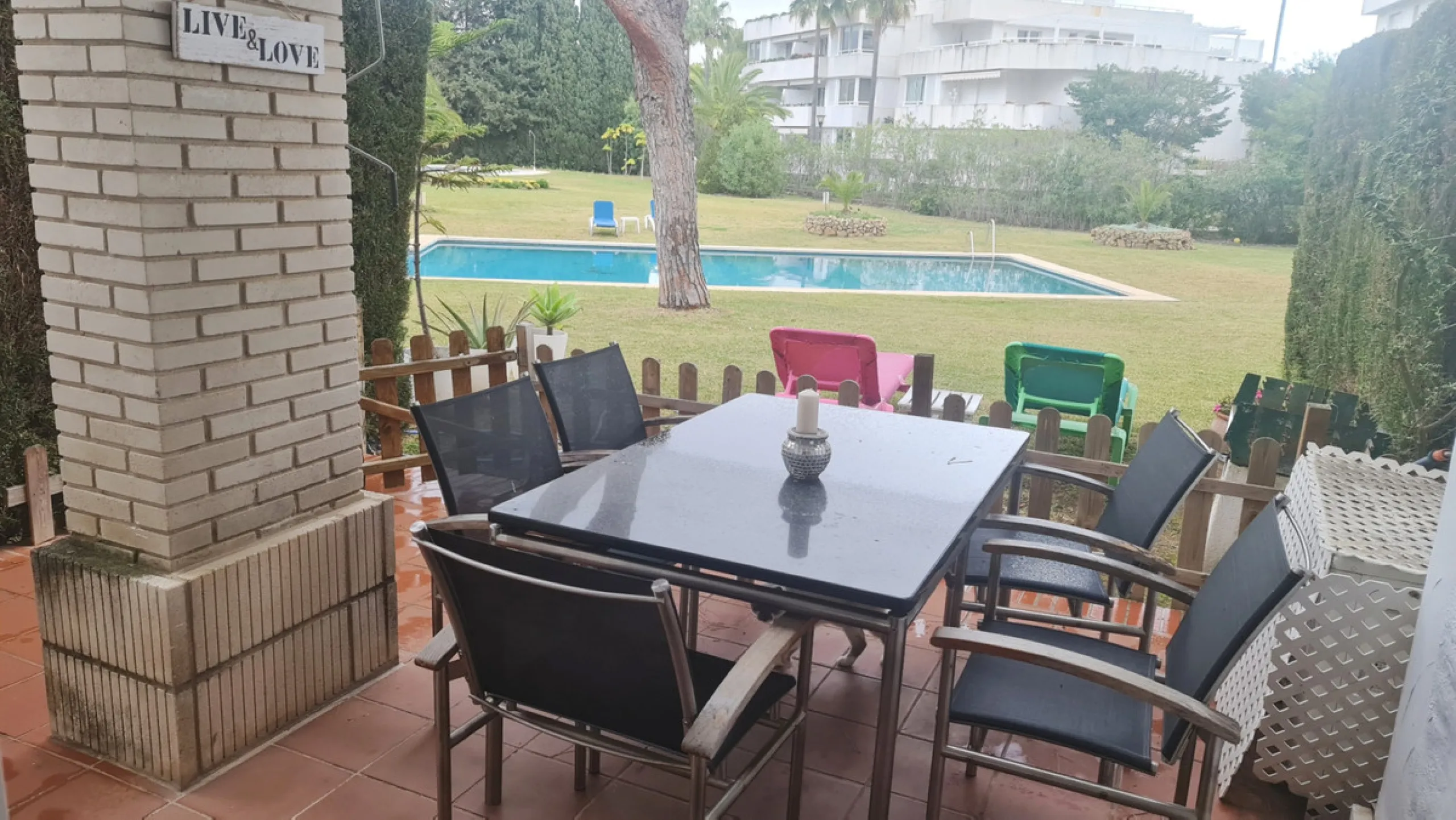 Surrounded by 12.000 m2 of gardens for only 12 properties and  in front of las Brisas Golf. This lovely ,  3 bedrooms duplex with 2  bahrooms and  guess toilet .Offers you communal pool and gardens, to enjoy "the golf-valley way of life". Air cond all the