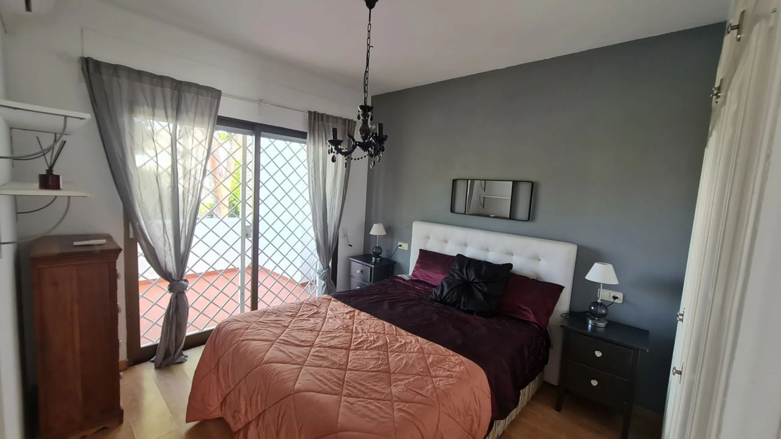 Surrounded by 12.000 m2 of gardens for only 12 properties and  in front of las Brisas Golf. This lovely ,  3 bedrooms duplex with 2  bahrooms and  guess toilet .Offers you communal pool and gardens, to enjoy "the golf-valley way of life". Air cond all the