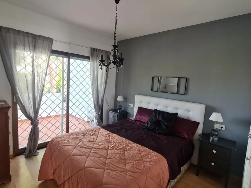 Surrounded by 12.000 m2 of gardens for only 12 properties and  in front of las Brisas Golf. This lovely ,  3 bedrooms duplex with 2  bahrooms and  guess toilet .Offers you communal pool and gardens, to enjoy "the golf-valley way of life". Air cond all the