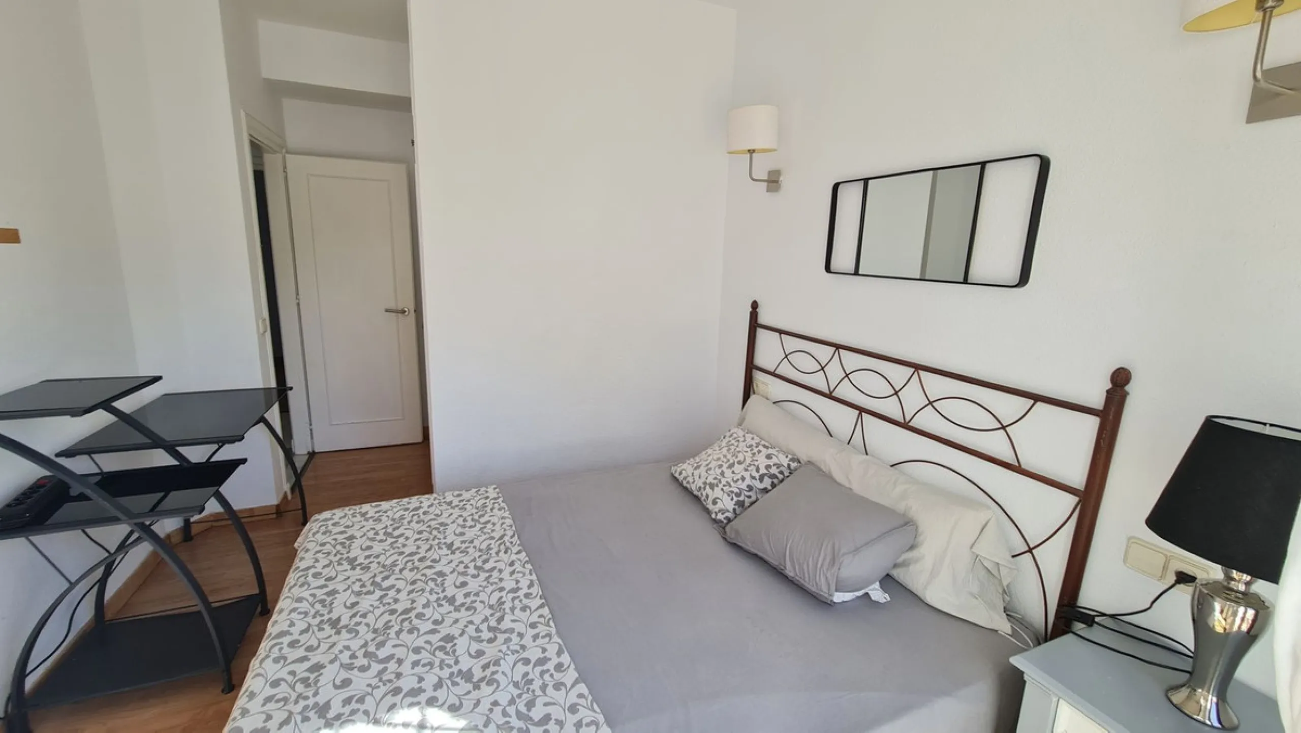 Surrounded by 12.000 m2 of gardens for only 12 properties and  in front of las Brisas Golf. This lovely ,  3 bedrooms duplex with 2  bahrooms and  guess toilet .Offers you communal pool and gardens, to enjoy "the golf-valley way of life". Air cond all the