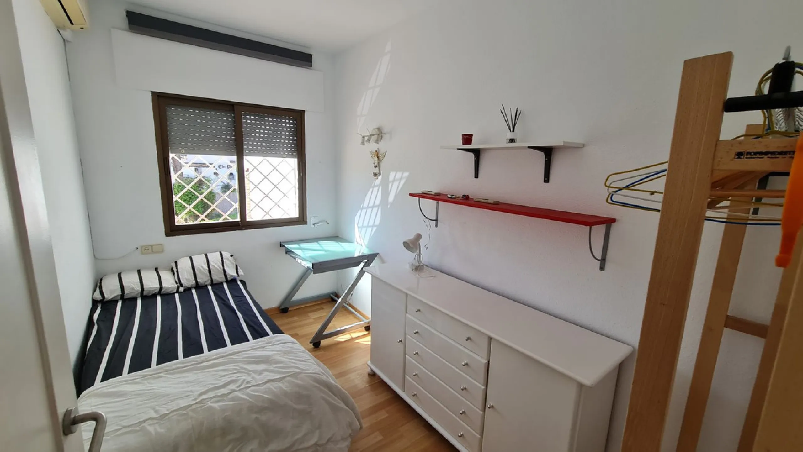 Surrounded by 12.000 m2 of gardens for only 12 properties and  in front of las Brisas Golf. This lovely ,  3 bedrooms duplex with 2  bahrooms and  guess toilet .Offers you communal pool and gardens, to enjoy "the golf-valley way of life". Air cond all the
