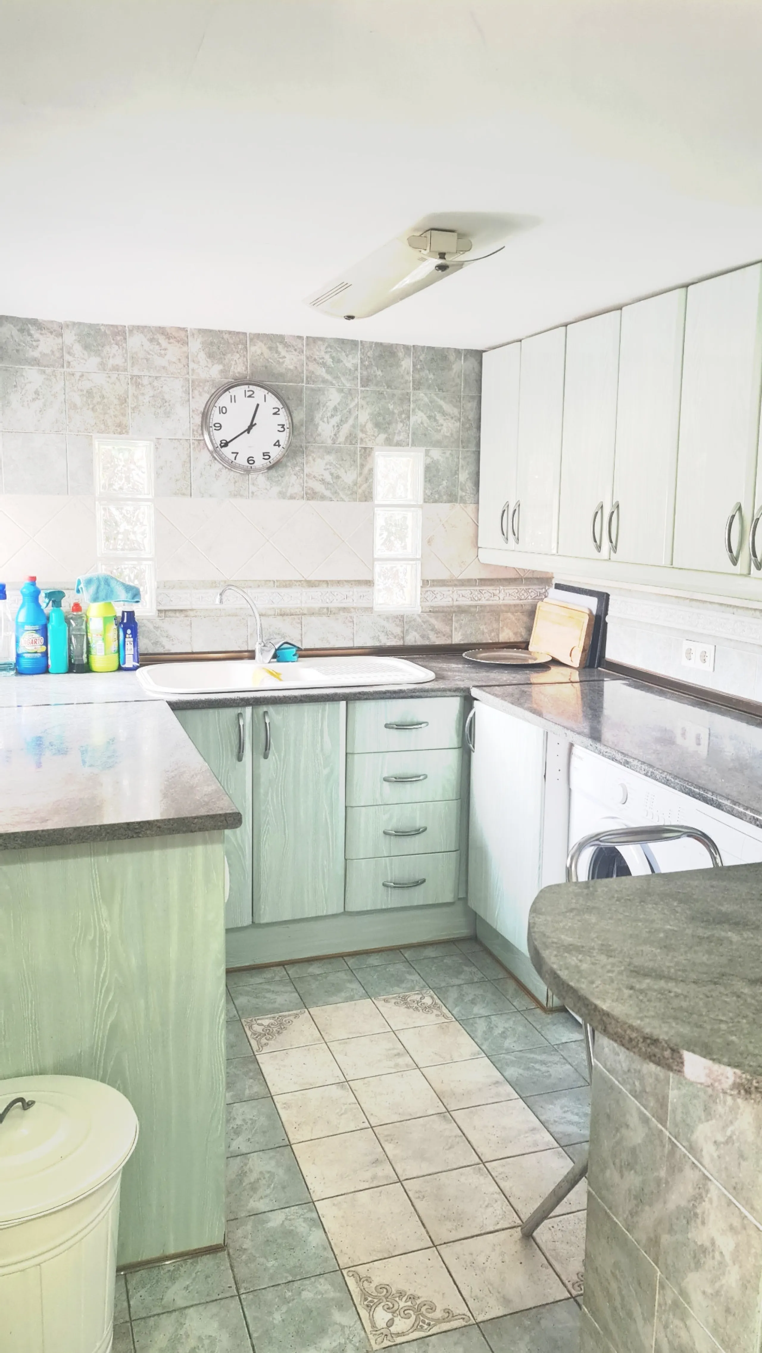 Surrounded by 12.000 m2 of gardens for only 12 properties and  in front of las Brisas Golf. This lovely ,  3 bedrooms duplex with 2  bahrooms and  guess toilet .Offers you communal pool and gardens, to enjoy "the golf-valley way of life". Air cond all the