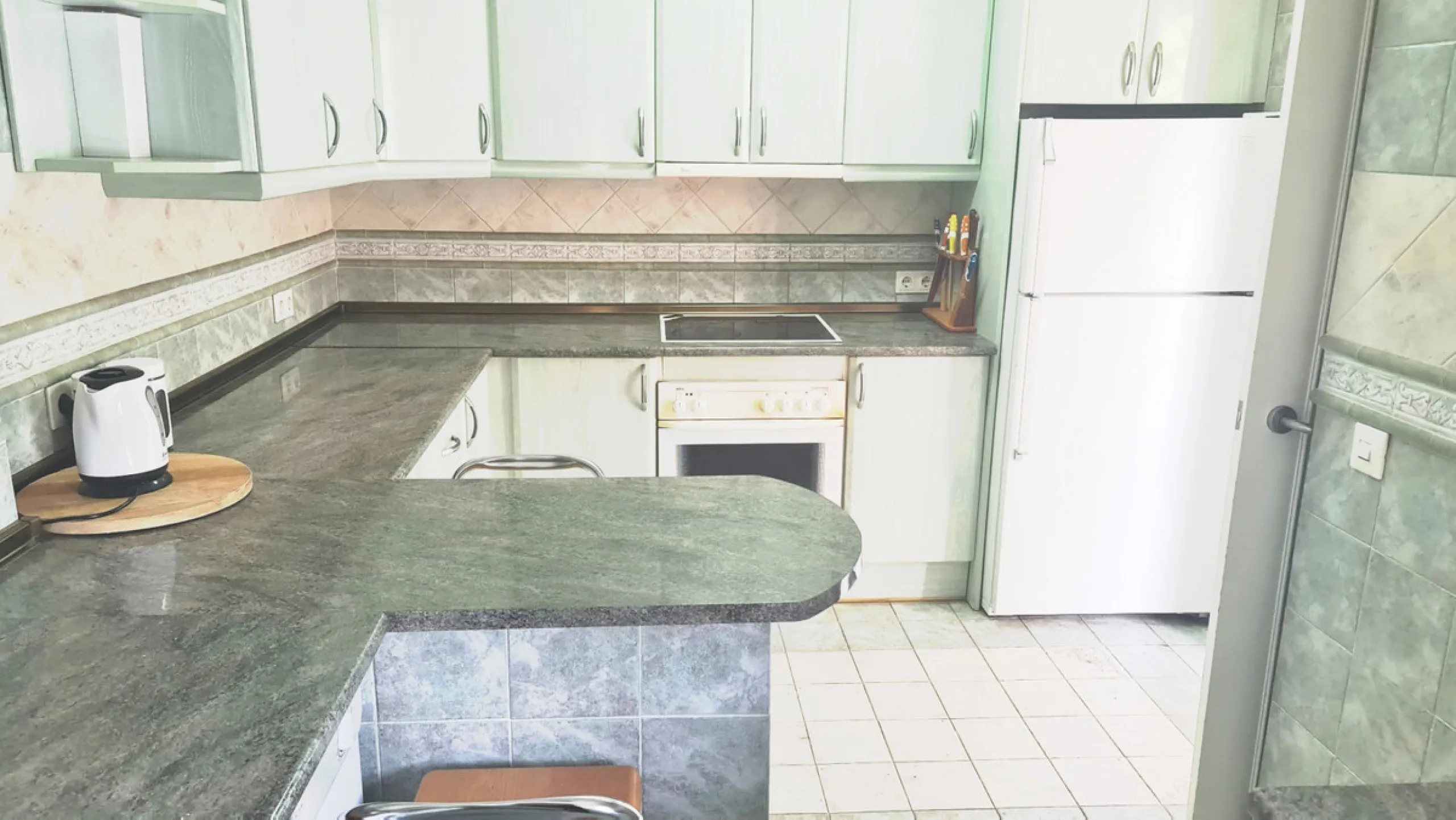 Surrounded by 12.000 m2 of gardens for only 12 properties and  in front of las Brisas Golf. This lovely ,  3 bedrooms duplex with 2  bahrooms and  guess toilet .Offers you communal pool and gardens, to enjoy "the golf-valley way of life". Air cond all the