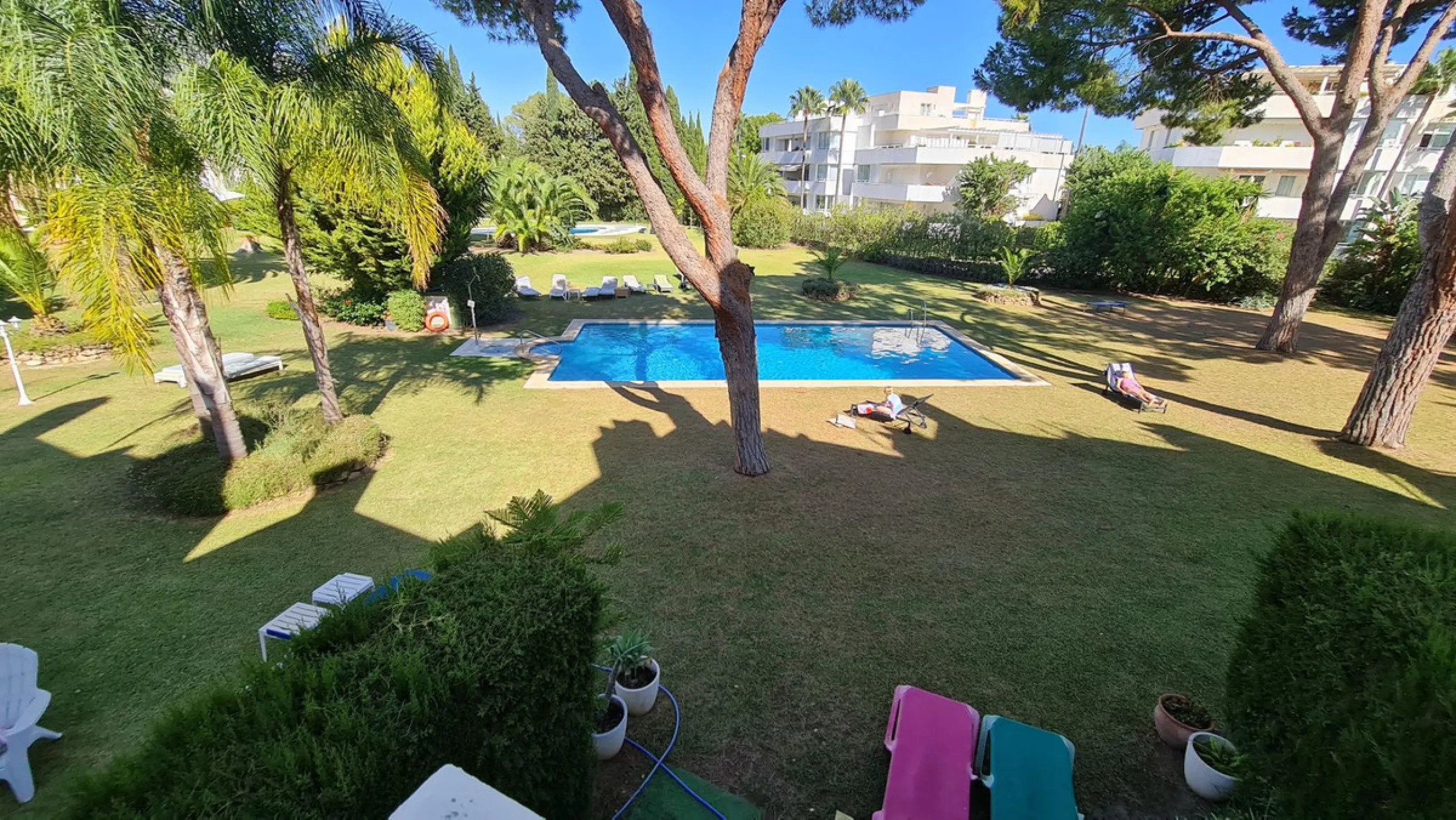 Surrounded by 12.000 m2 of gardens for only 12 properties and  in front of las Brisas Golf. This lovely ,  3 bedrooms duplex with 2  bahrooms and  guess toilet .Offers you communal pool and gardens, to enjoy "the golf-valley way of life". Air cond all the