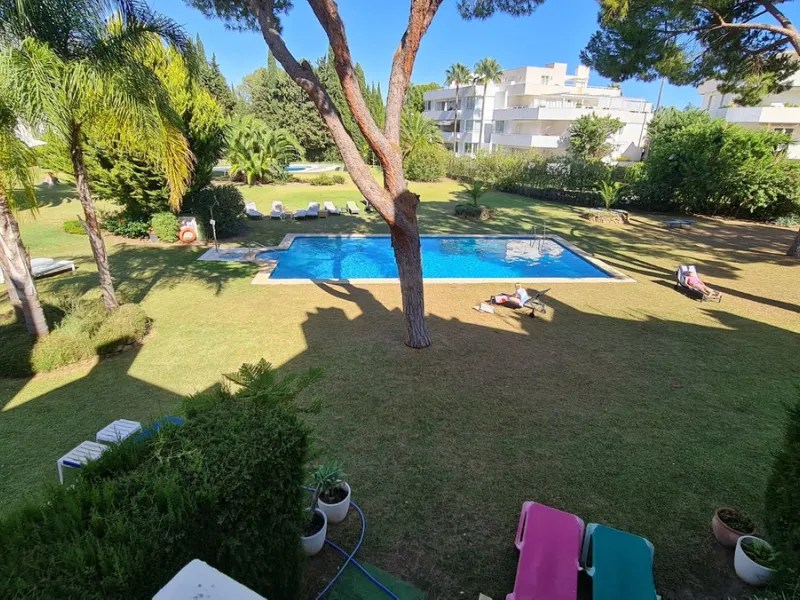 Surrounded by 12.000 m2 of gardens for only 12 properties and  in front of las Brisas Golf. This lovely ,  3 bedrooms duplex with 2  bahrooms and  guess toilet .Offers you communal pool and gardens, to enjoy "the golf-valley way of life". Air cond all the