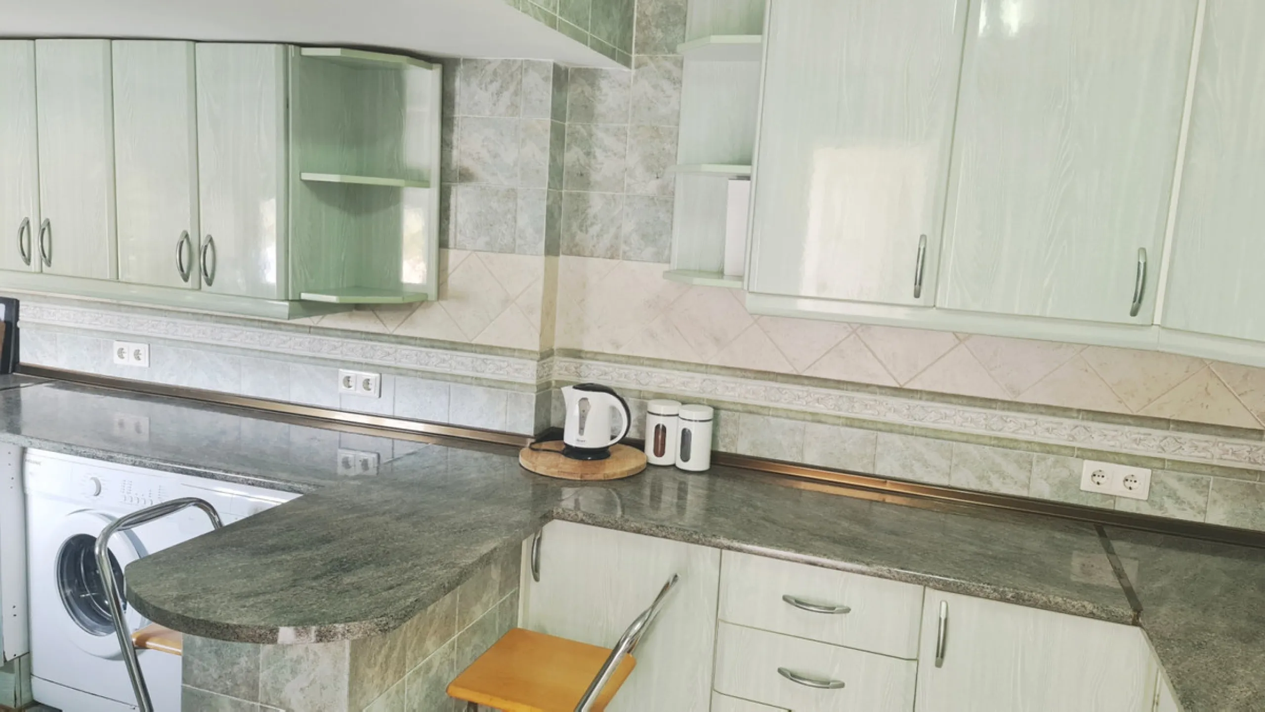 Surrounded by 12.000 m2 of gardens for only 12 properties and  in front of las Brisas Golf. This lovely ,  3 bedrooms duplex with 2  bahrooms and  guess toilet .Offers you communal pool and gardens, to enjoy "the golf-valley way of life". Air cond all the