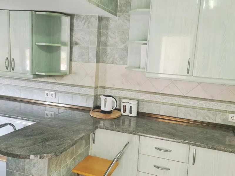 Surrounded by 12.000 m2 of gardens for only 12 properties and  in front of las Brisas Golf. This lovely ,  3 bedrooms duplex with 2  bahrooms and  guess toilet .Offers you communal pool and gardens, to enjoy "the golf-valley way of life". Air cond all the