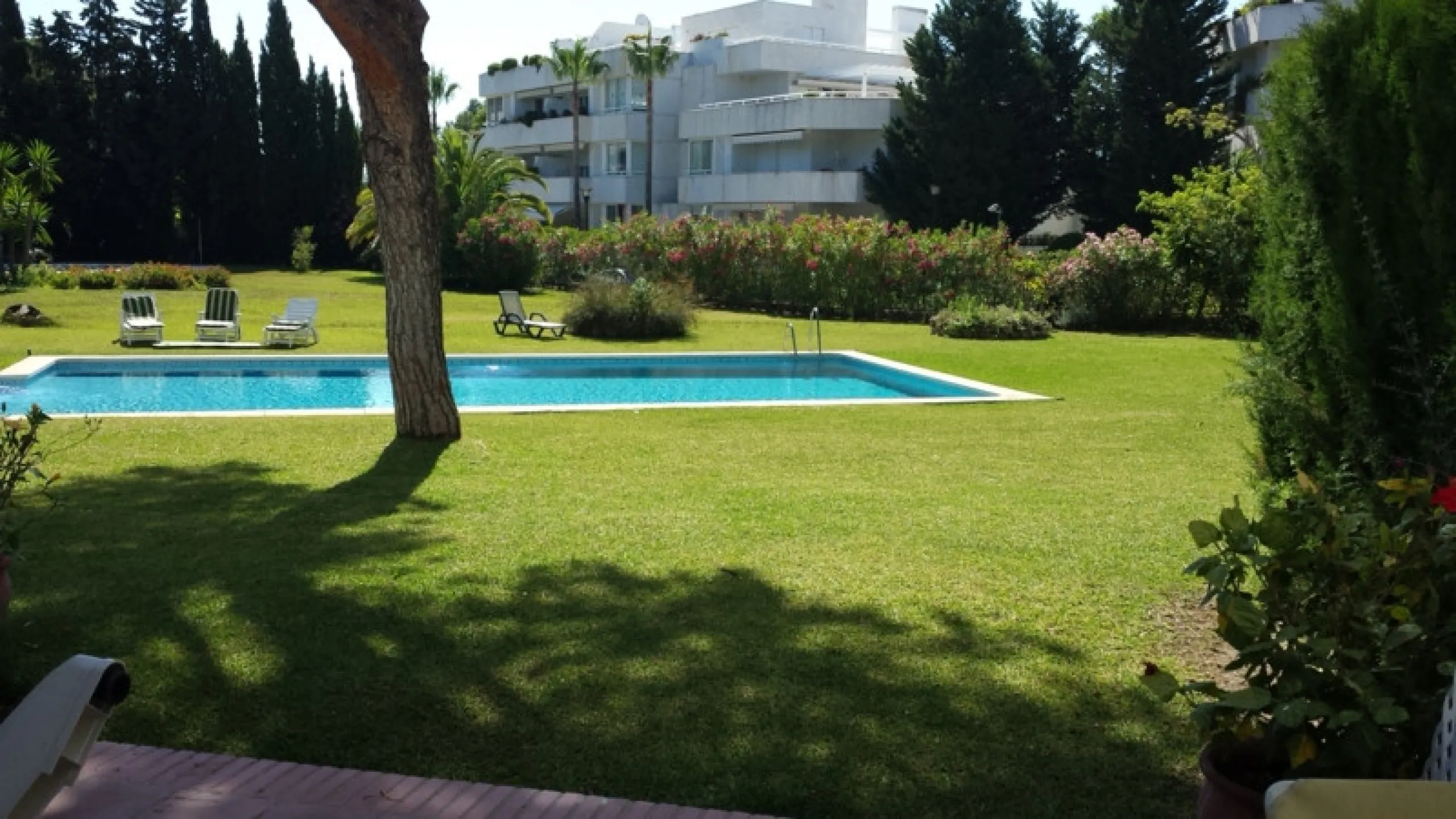 Surrounded by 12.000 m2 of gardens for only 12 properties and  in front of las Brisas Golf. This lovely ,  3 bedrooms duplex with 2  bahrooms and  guess toilet .Offers you communal pool and gardens, to enjoy "the golf-valley way of life". Air cond all the