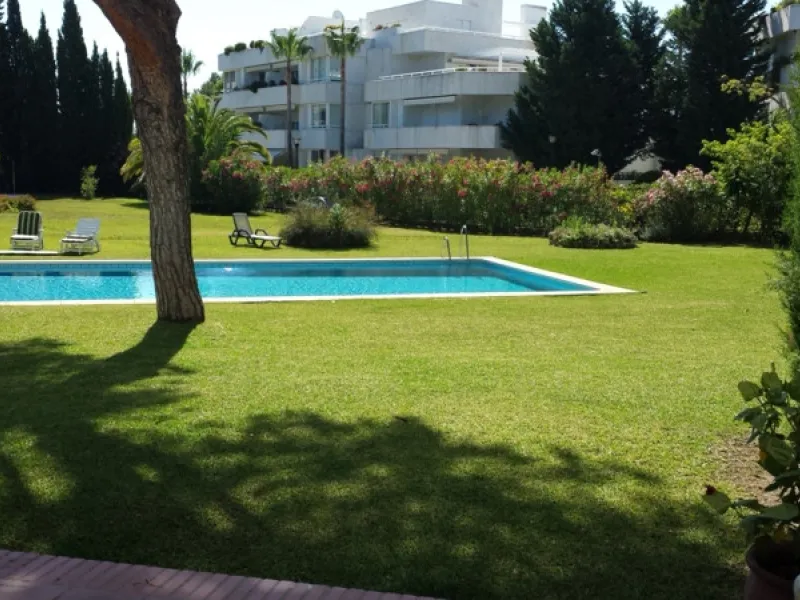 Surrounded by 12.000 m2 of gardens for only 12 properties and  in front of las Brisas Golf. This lovely ,  3 bedrooms duplex with 2  bahrooms and  guess toilet .Offers you communal pool and gardens, to enjoy "the golf-valley way of life". Air cond all the