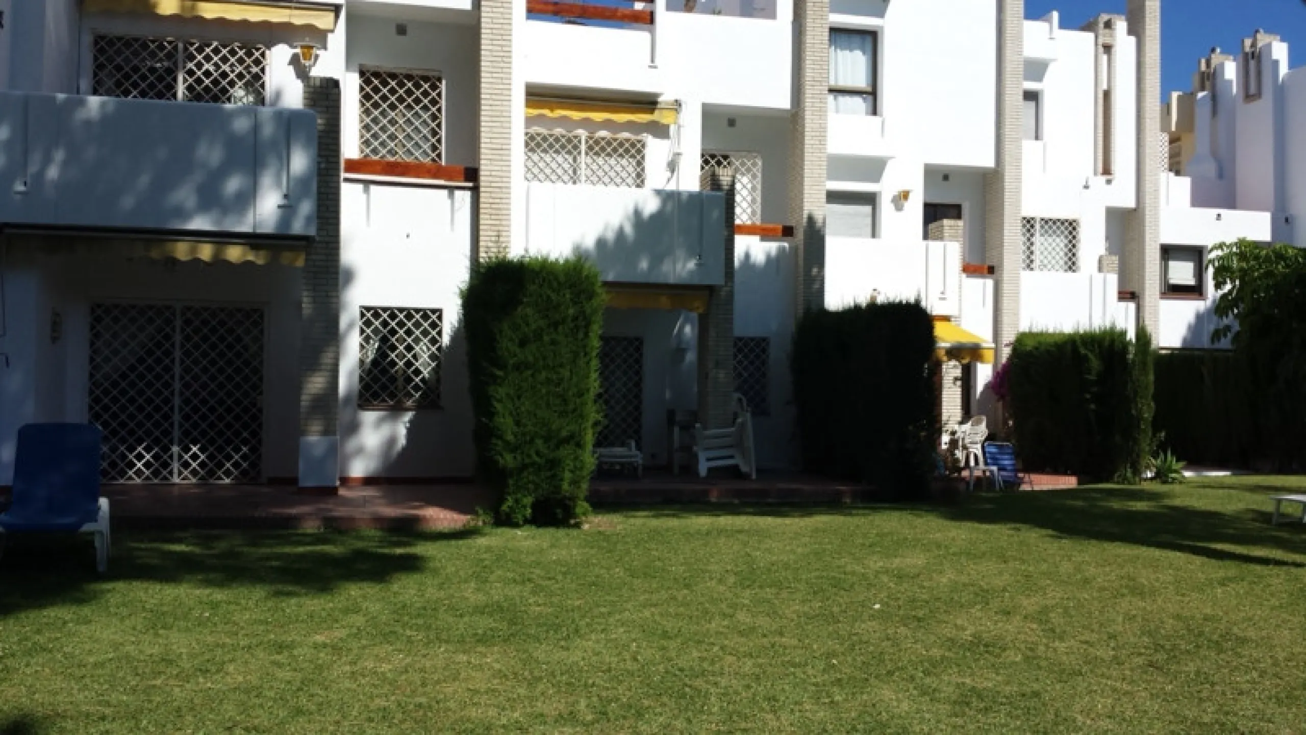 Surrounded by 12.000 m2 of gardens for only 12 properties and  in front of las Brisas Golf. This lovely ,  3 bedrooms duplex with 2  bahrooms and  guess toilet .Offers you communal pool and gardens, to enjoy "the golf-valley way of life". Air cond all the