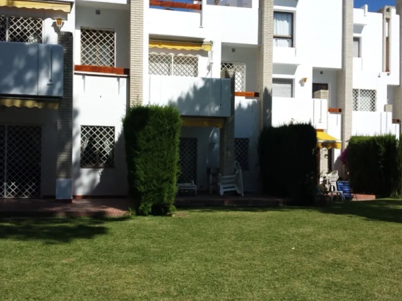 Surrounded by 12.000 m2 of gardens for only 12 properties and  in front of las Brisas Golf. This lovely ,  3 bedrooms duplex with 2  bahrooms and  guess toilet .Offers you communal pool and gardens, to enjoy "the golf-valley way of life". Air cond all the