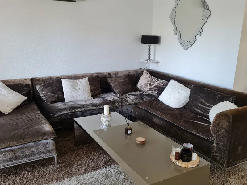 Surrounded by 12.000 m2 of gardens for only 12 properties and  in front of las Brisas Golf. This lovely ,  3 bedrooms duplex with 2  bahrooms and  guess toilet .Offers you communal pool and gardens, to enjoy "the golf-valley way of life". Air cond all the