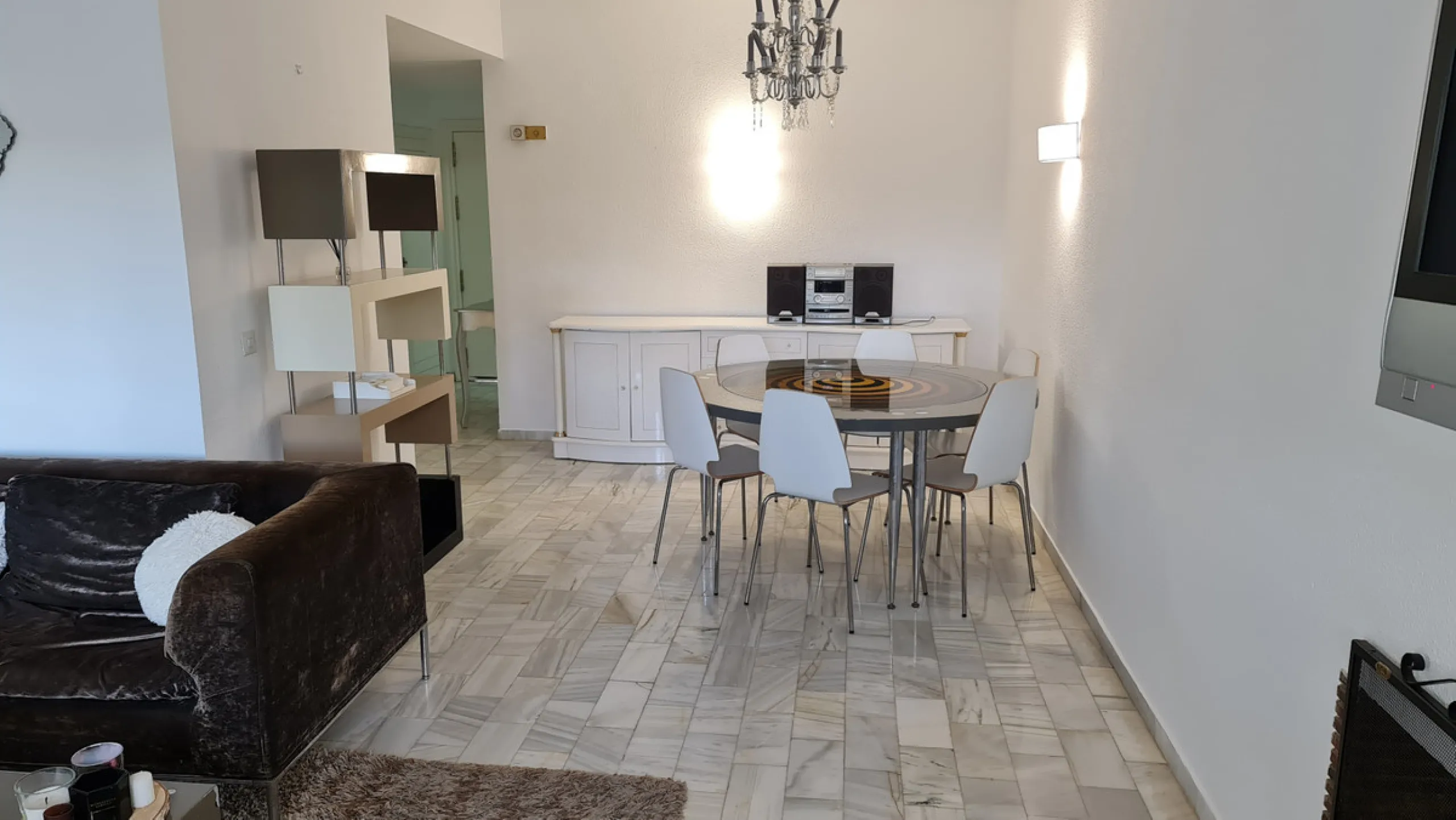 Surrounded by 12.000 m2 of gardens for only 12 properties and  in front of las Brisas Golf. This lovely ,  3 bedrooms duplex with 2  bahrooms and  guess toilet .Offers you communal pool and gardens, to enjoy "the golf-valley way of life". Air cond all the