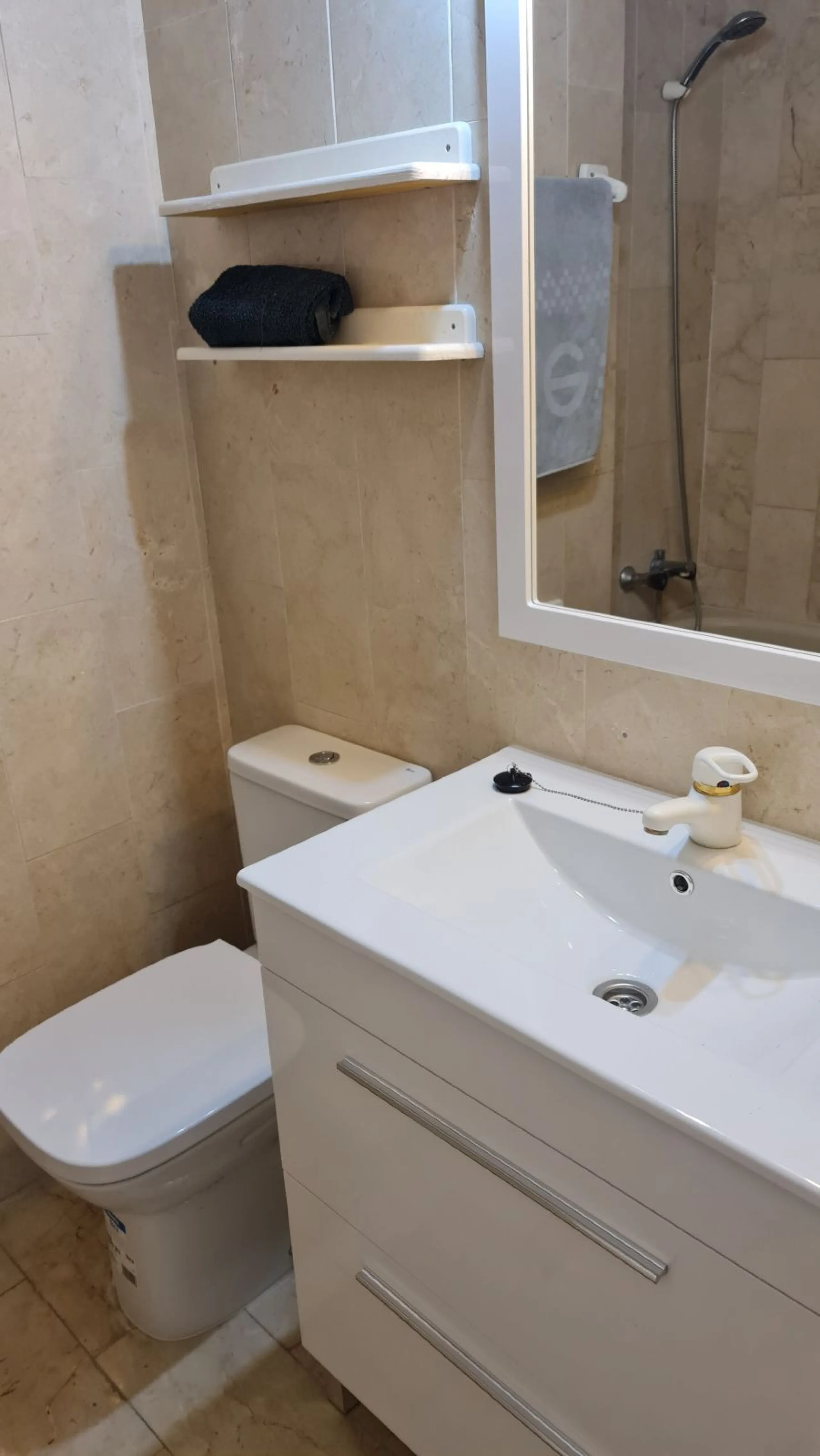 Surrounded by 12.000 m2 of gardens for only 12 properties and  in front of las Brisas Golf. This lovely ,  3 bedrooms duplex with 2  bahrooms and  guess toilet .Offers you communal pool and gardens, to enjoy "the golf-valley way of life". Air cond all the