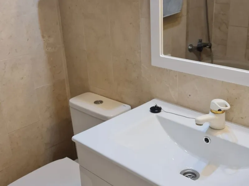 Surrounded by 12.000 m2 of gardens for only 12 properties and  in front of las Brisas Golf. This lovely ,  3 bedrooms duplex with 2  bahrooms and  guess toilet .Offers you communal pool and gardens, to enjoy "the golf-valley way of life". Air cond all the